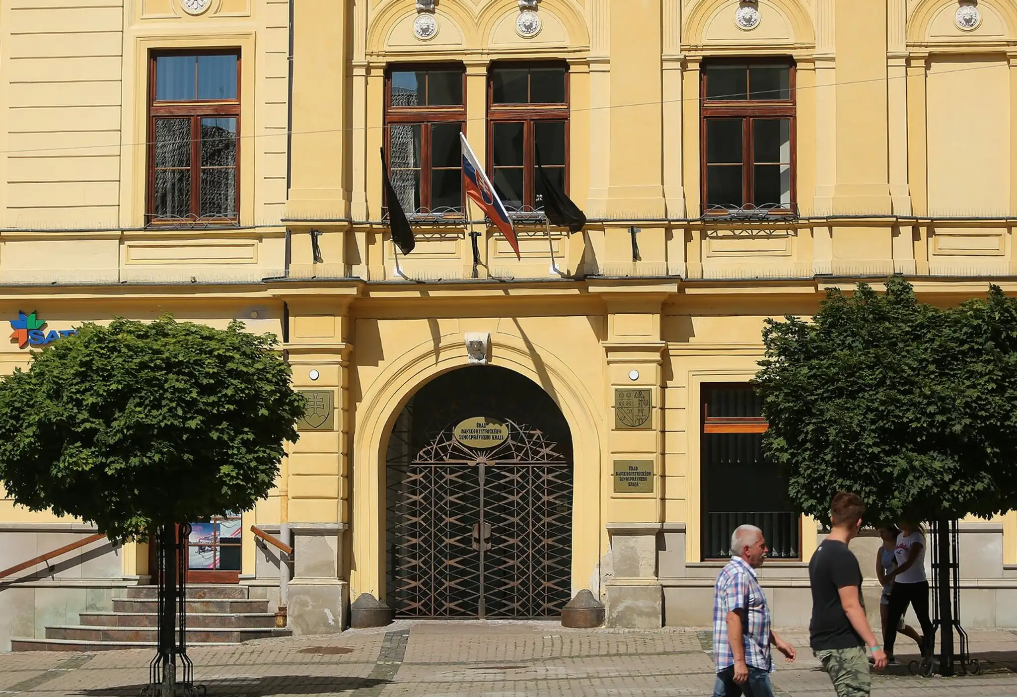 Čierne vlajky na úrade BBSK