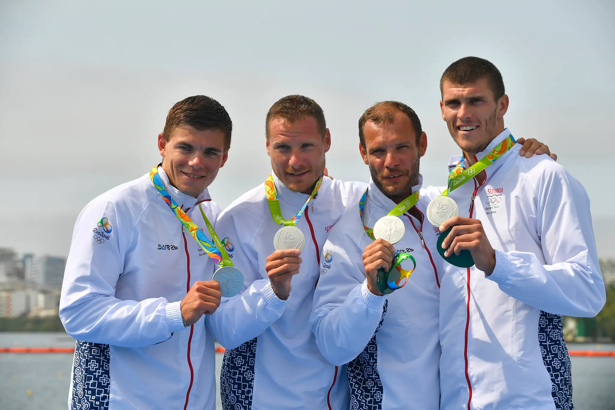 Slovenský štvorkajak v zložení zľava Denis Myšák, Erik Vlček, Juraj Tarr a Tibor Linka pózuje so striebornými medailami.