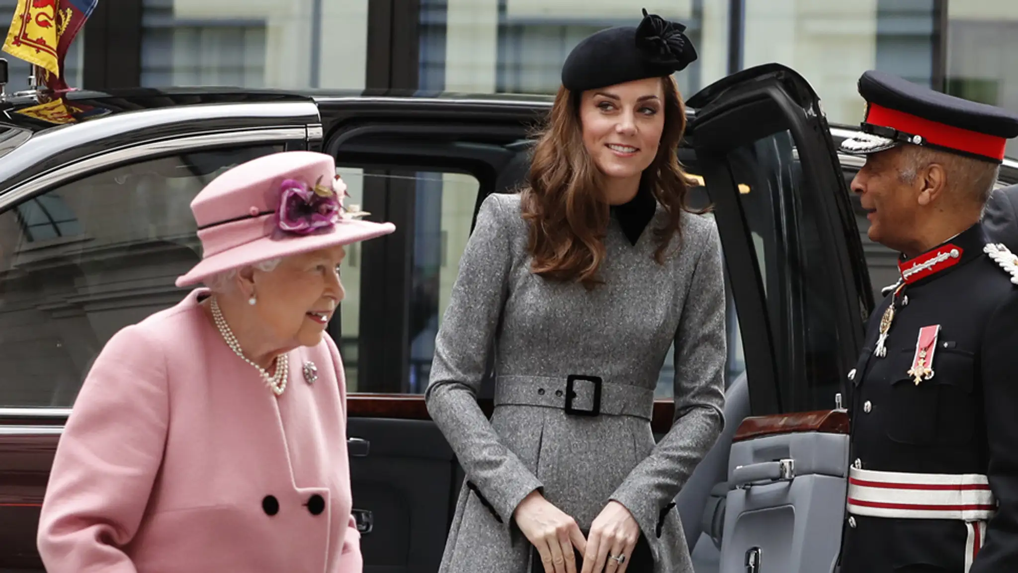  Vojvodkyňa Kate s kráľovnou Alžbetou II. navštívili King's College London