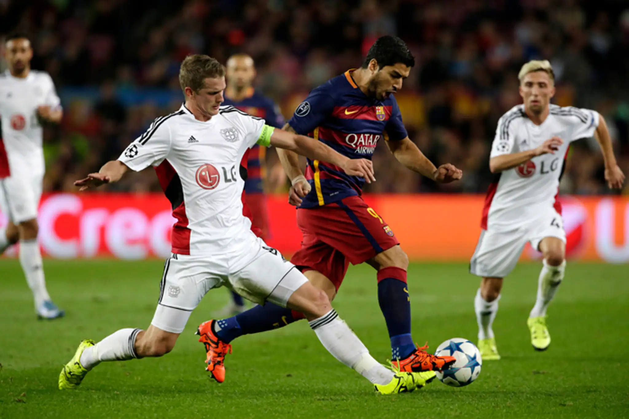 Lars Bender (Bayer Leverkusen) a Luis Suarez (FC Barcelona) v skupinovej fáze LM.