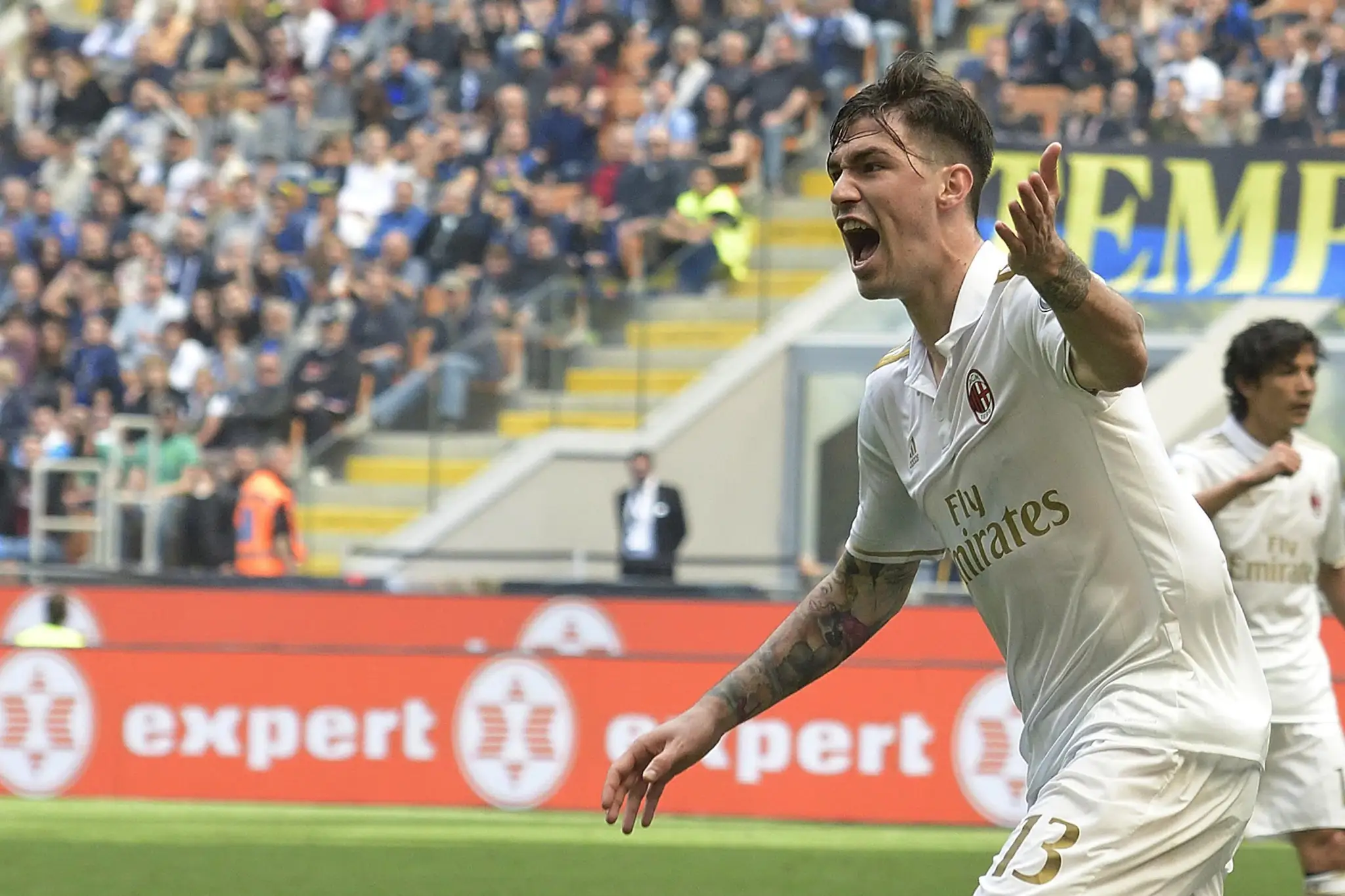 Hráč AC Miláno Alessio Romagnoli oslavuje gól do bránky Interu Miláno.