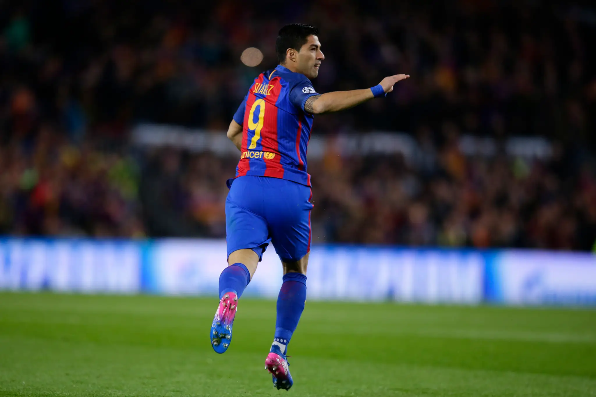 Luis Suárez z Barcelony oslavuje zásah v odvete osemfinále LM proti PSG.
