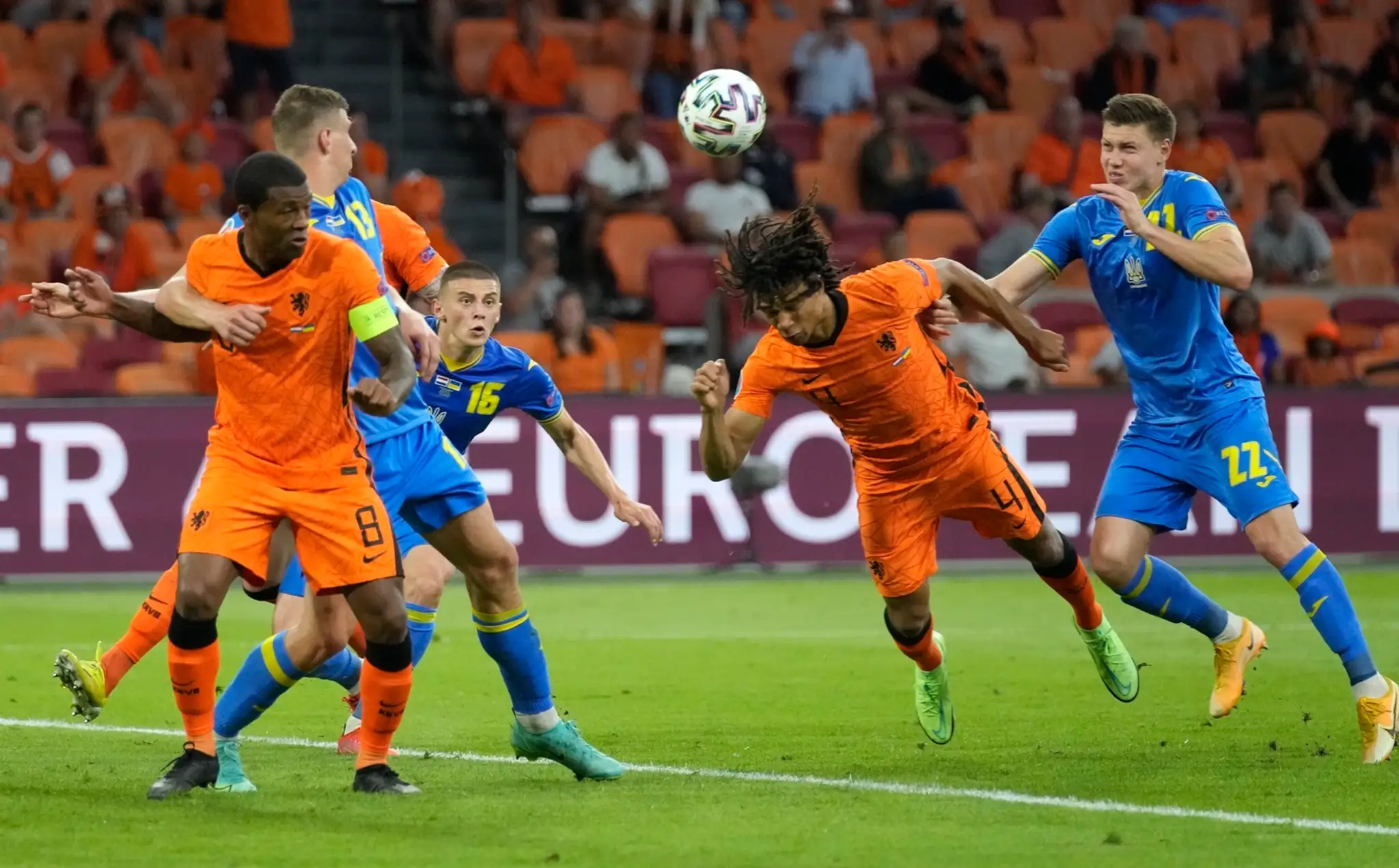 Nathan Ake hlavičkuje loptu počas zápasu Holandsko - Ukrajina.