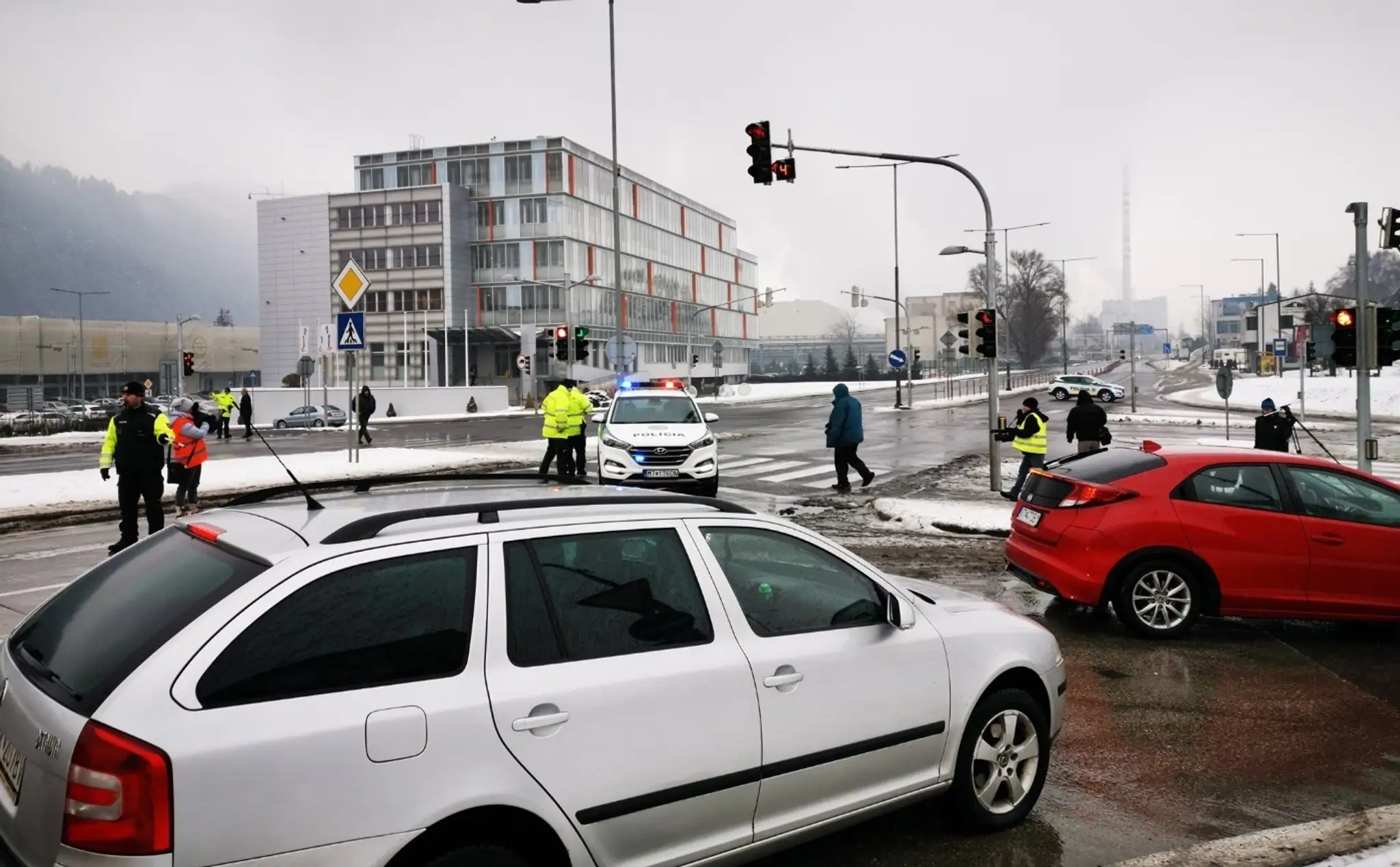 Biatlonista Vetle Sjaastad Christiansen v cieli štafety v Ruhlpoldingu.