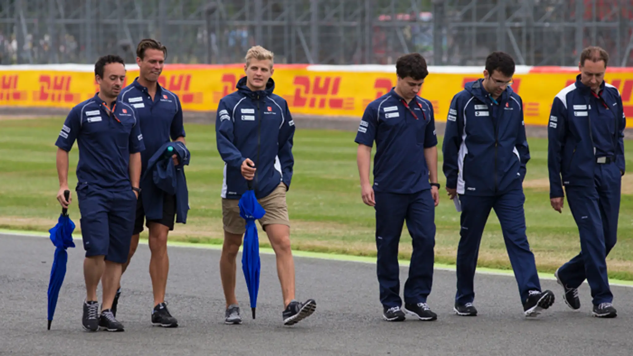 Marcus Ericsson z tímu Sauber (tretí zľava) na archívnej snímke.