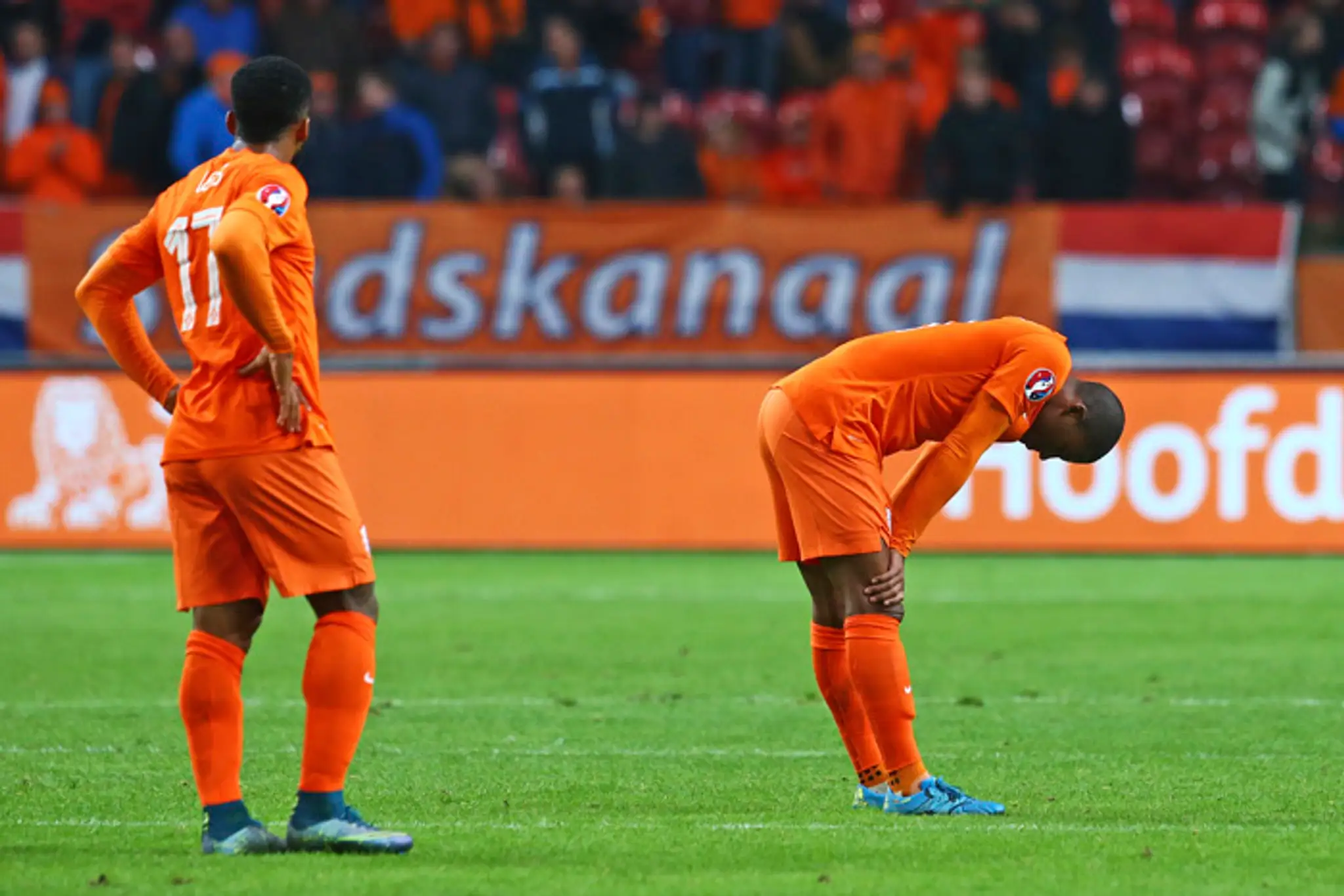 Smutní holandskí hráči Georginio Wijnaldum (vpravo) a Jeremain Lens po tom, ako nepostúpili na EURO 2016.
