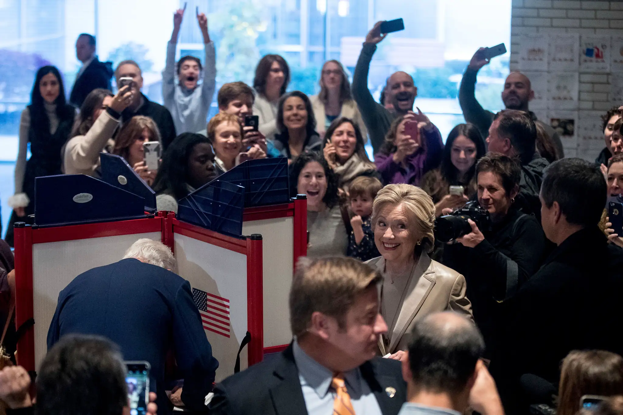Hillary Clintonová a jej manžel Bill Clinton vo volebnej miestnosti v prímestskej obci Chappaqua