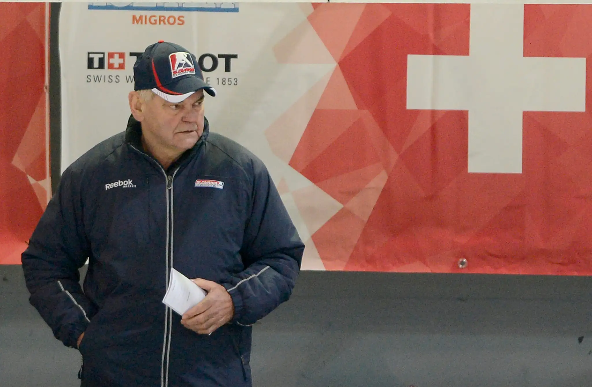 Tréner Vladimír Vůjtek v hokejovom zápase o 3. miesto medzi výbermi Slovenska a Nórska na turnaji Arosa Challenge 2013.