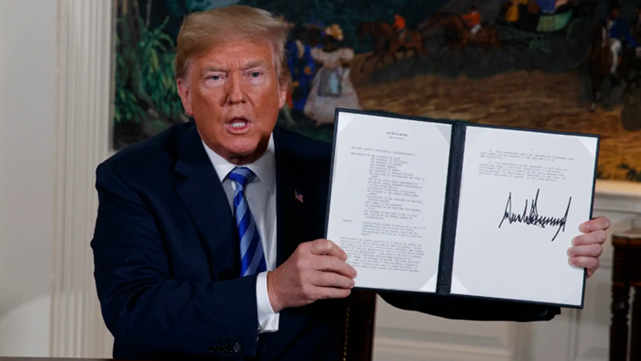 Donald Trump ukazuje podpísané prezidentské memorandum po tom, čo oznámil, že USA odstupujú od jadrovej dohody s Iránom.