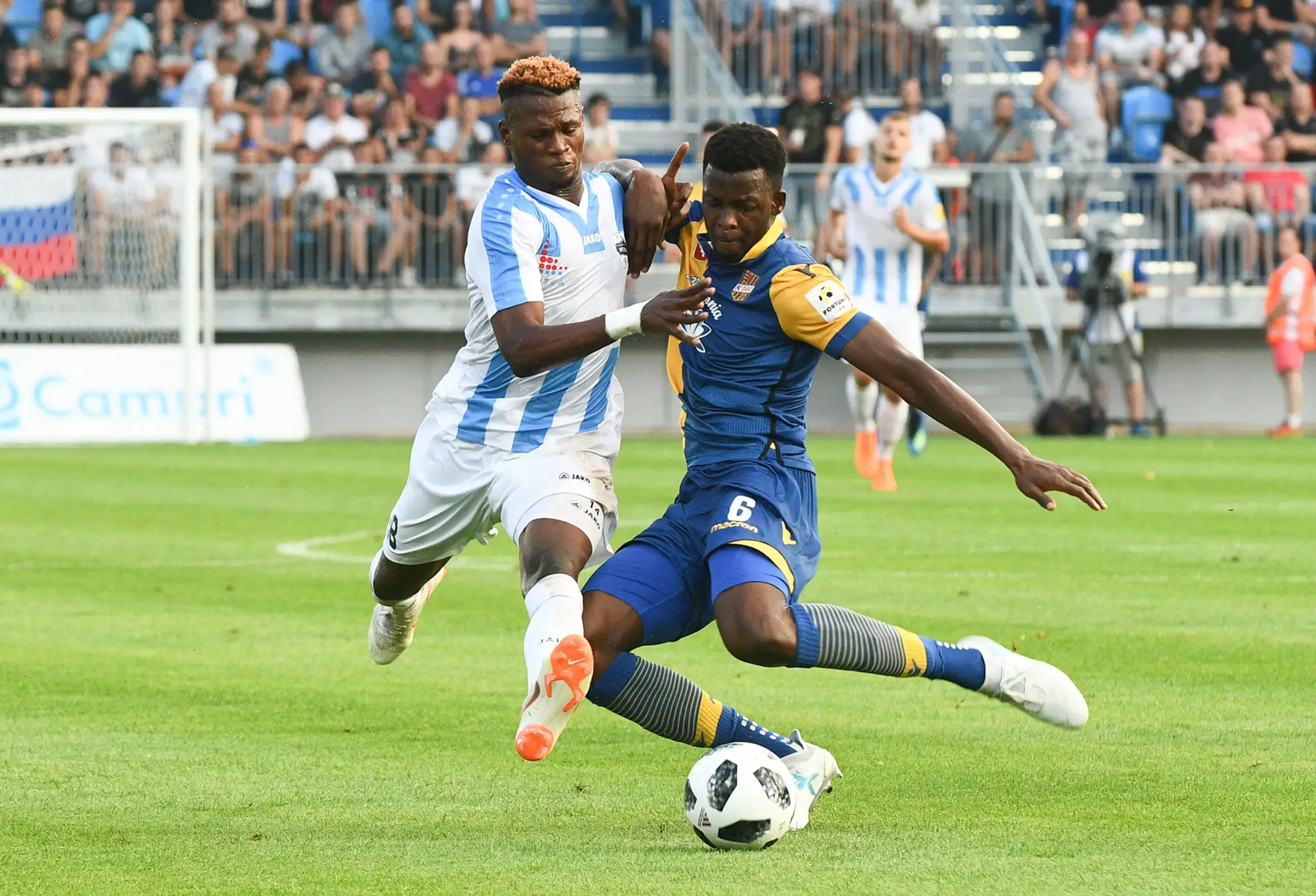 Abdulrahman Taiwo (vľavo) a Souleymane Kone v zápase medzi FC Nitra a DAC Dunajská Streda.