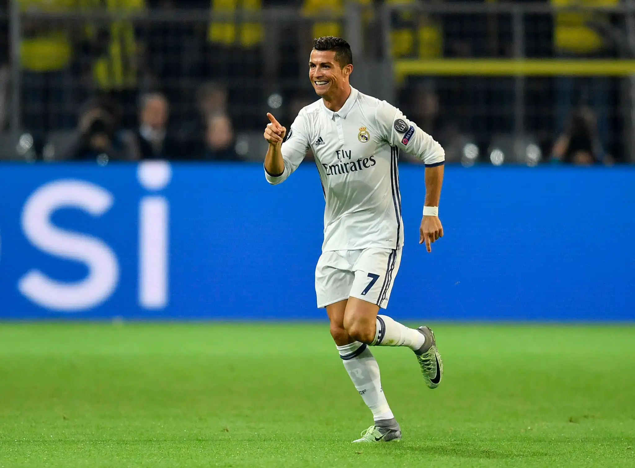 Cristiano Ronaldo z Realu oslavuje gól do siete Dortmundu v dueli LM.