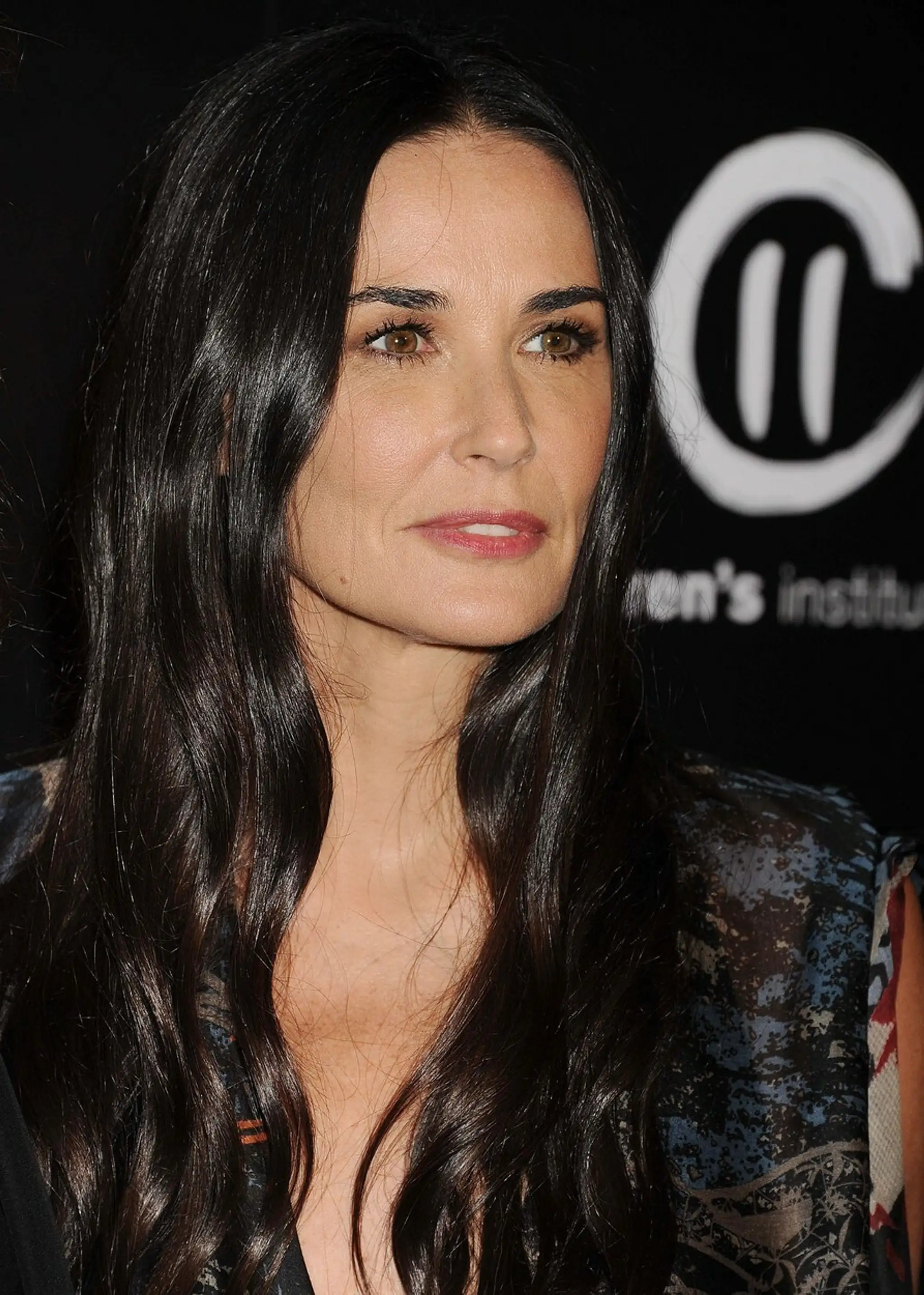 Nalíčená Demi Moore.