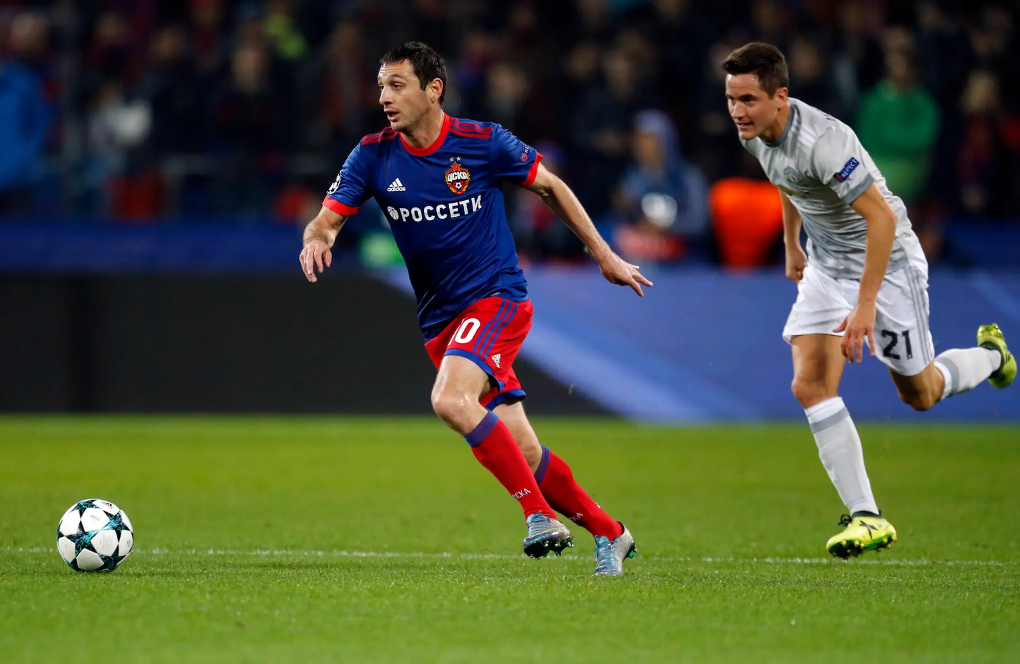 Hráči Barcelony oslavujú gól Lionela Messiho (číslo 10) v dueli LM na pôde Sportingu Lisabon.