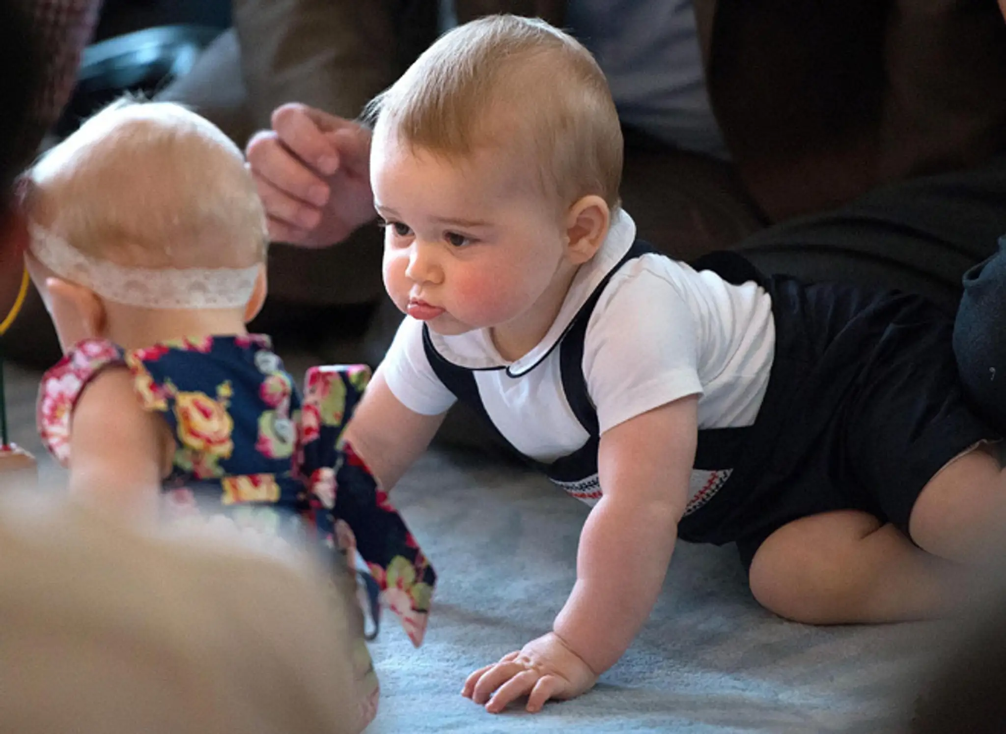 Britský princ George na archívnej 9. apríla sa hrá počas návštevy rodičov vo Vládnom dome voWellingtone.