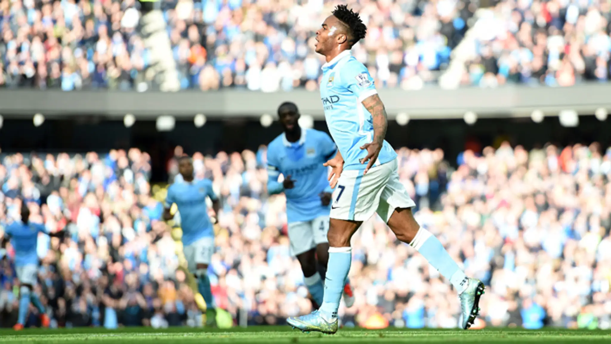 Hráč Manchester City Raheem Sterling sa teší zo streleného gólu.