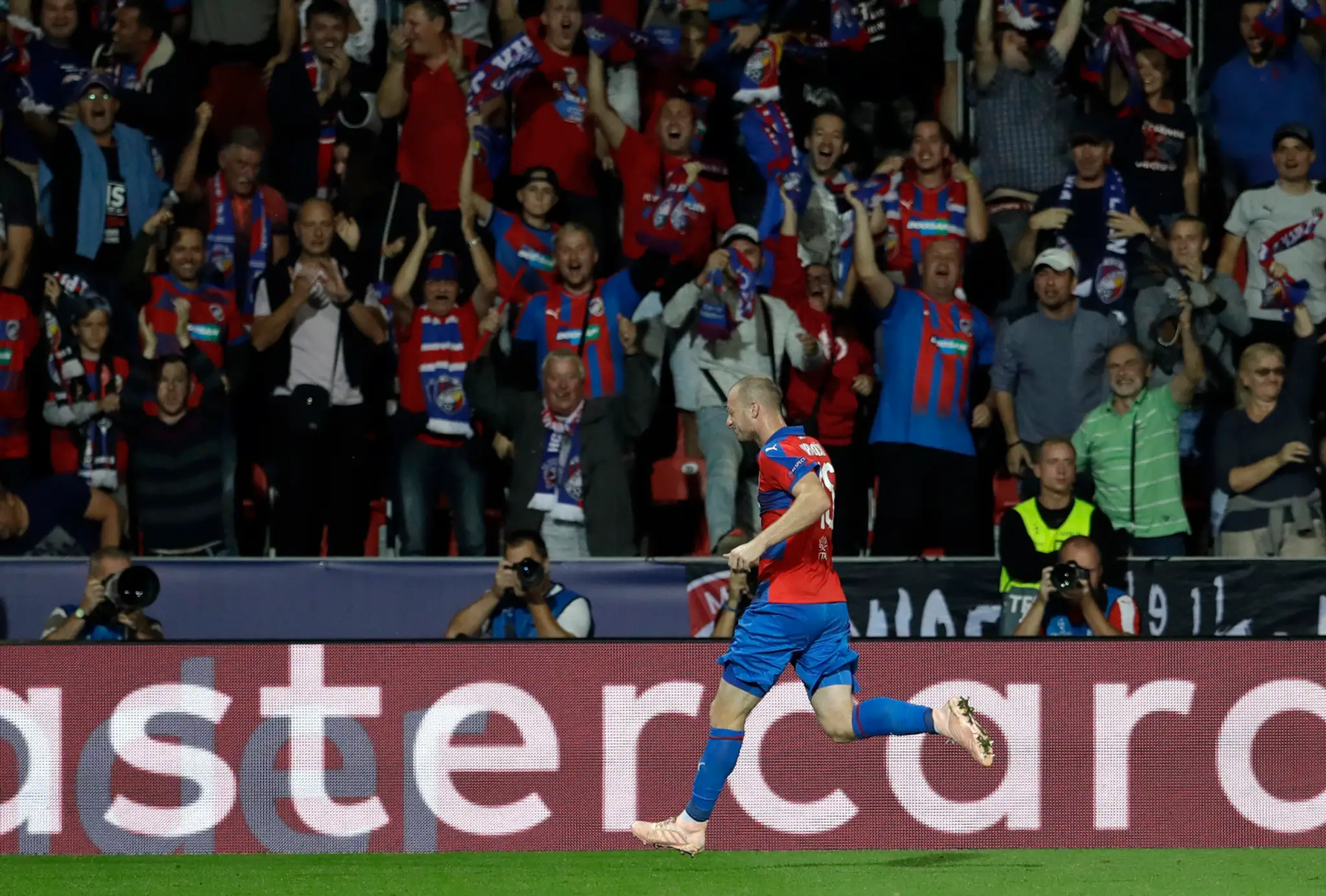 Radosť Michaela Krmenčíka z Plzne po góle proti CSKA Moskva v zápase LM.