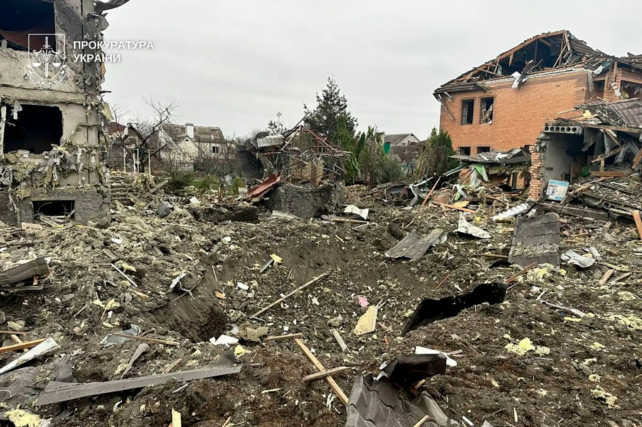 Fotografia, ktorú 6. decembra 2025 zverejnila prokuratúra Dnepropetrovskej oblasti, zachytáva ťažko poškodené obytné domy v mieste leteckého útoku v Dnepropetrovskej oblasti.
