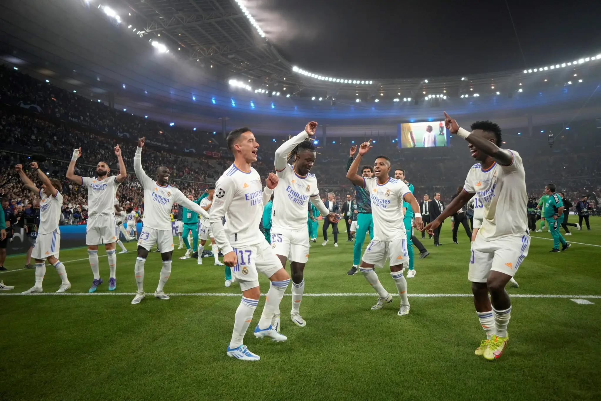Futbalisti Realu Madrid oslavujú víťazstvo.