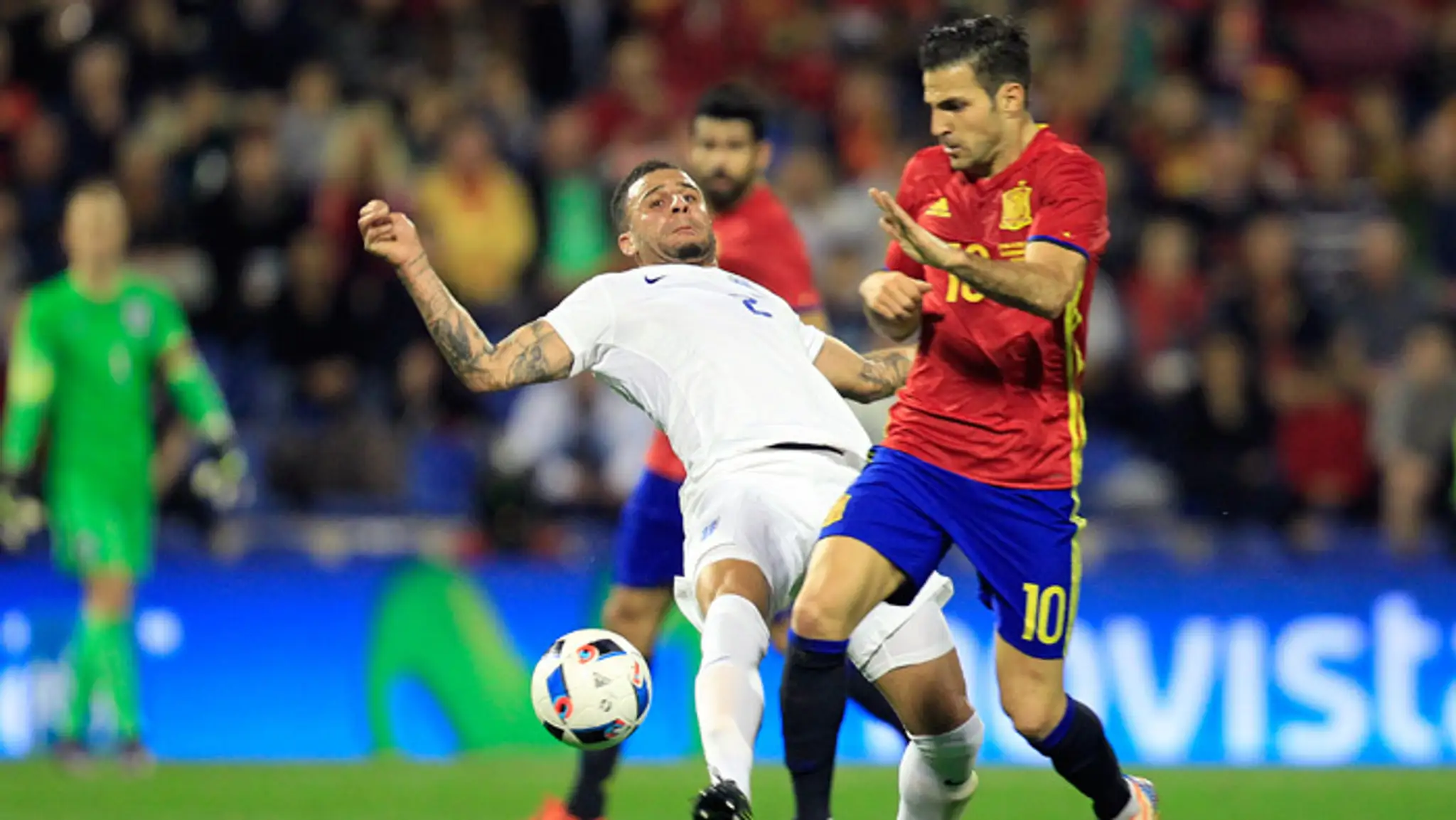 Angličan Kyle Walker (vľavo) a Španiel Cesc Fabregas (vpravo) v súboji o loptu v priateľskom zápase Španielsko - Anglicko.