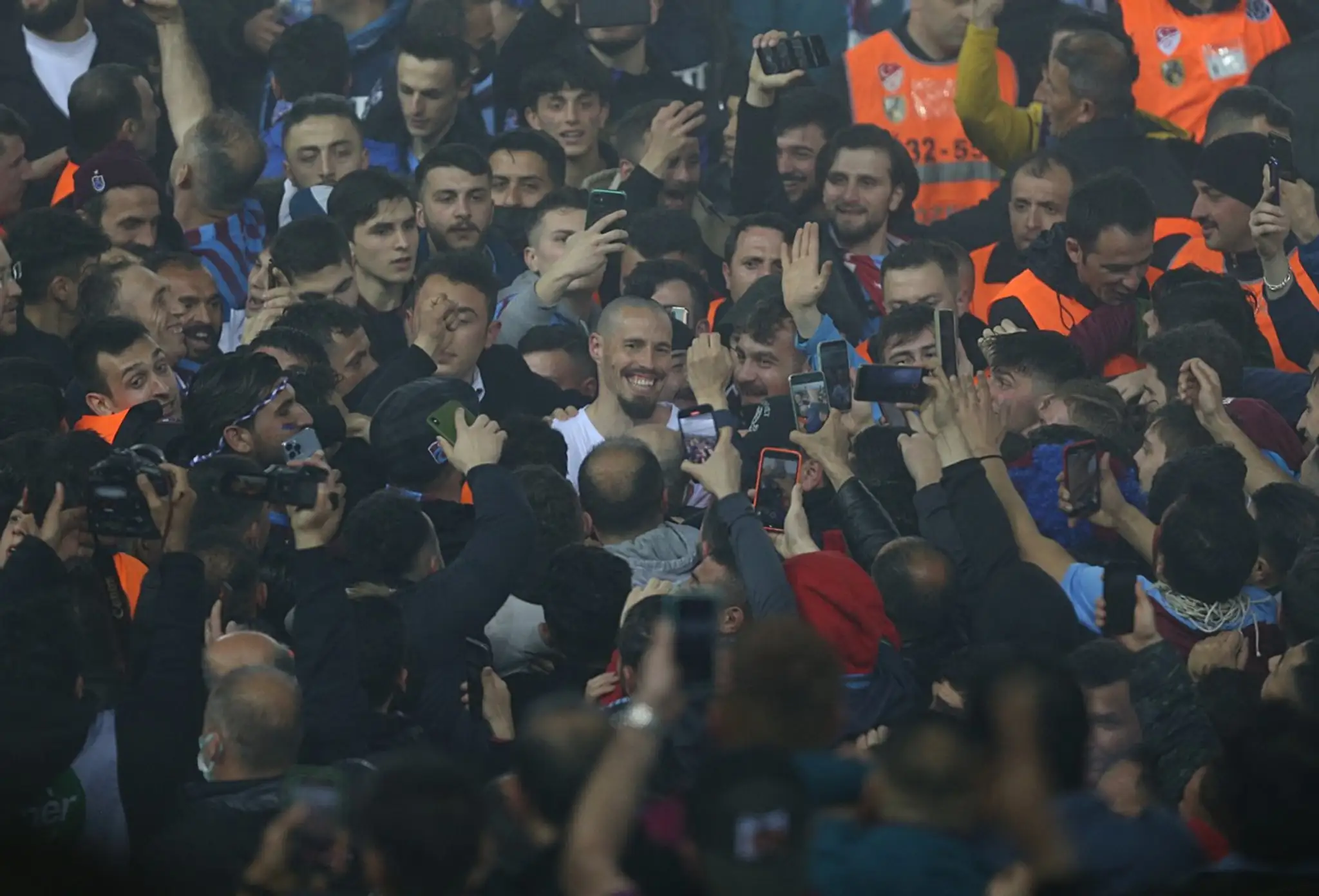 Marek Hamšík v obľúčení fanúšikov Trabzonsporu.