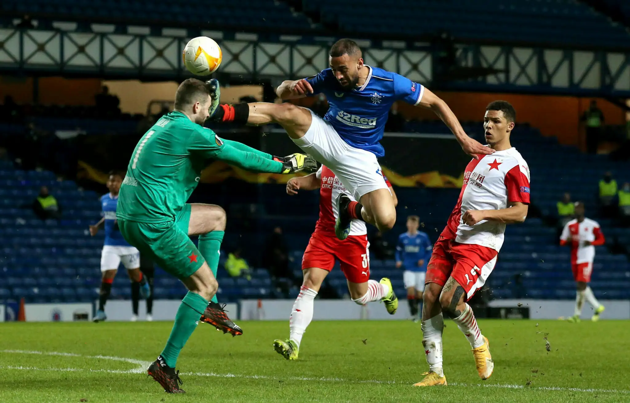 Na snímke vpravo hore hráč Glasgowa Kemar Roofe kope do hlavy českého brankára Slavie Ondřeja Kolářa, za čo dostal červenú kartu