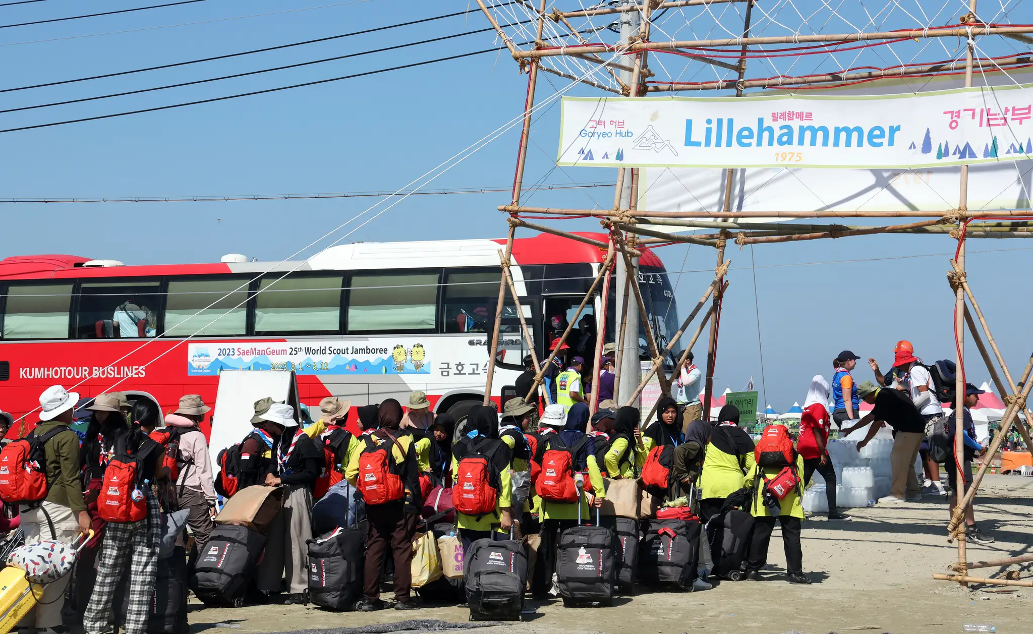 Skauti nastupujú do pripraveného autobusu pred ich odchodom zo Svetového skautského tábora Jamboree.
