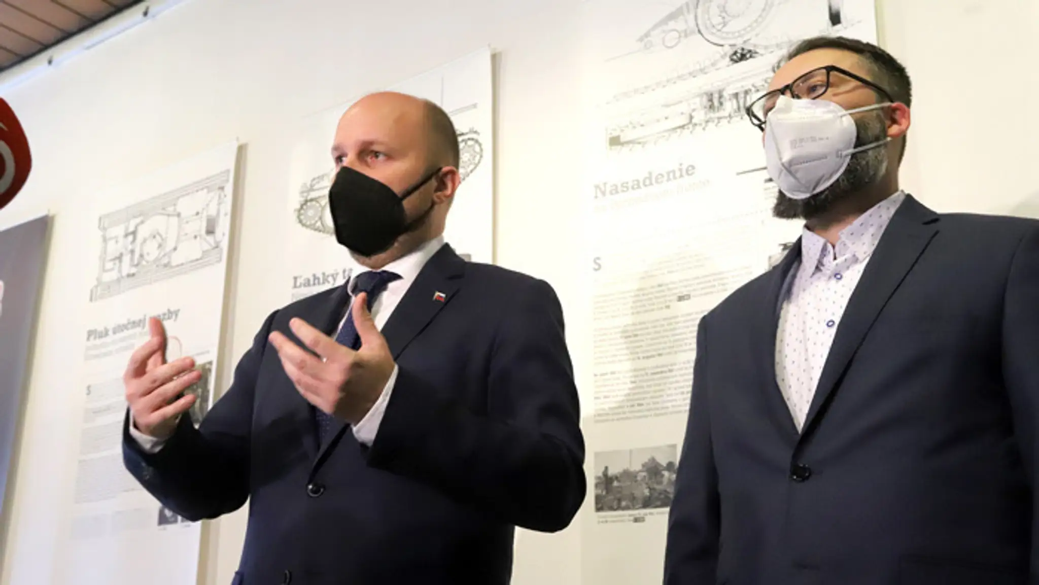 Minister obrany Jaroslav Naď a generálny riaditeľ Múzea SNP Marian Uhrin.