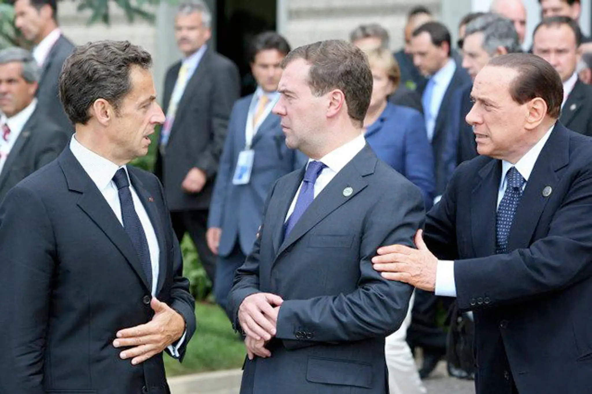 Exprezidnet Nicolas Sarkozy, ruský premiér Dmitrij Medvedev a expremiér Silvio Berlusconi na snímke z roku 2009.