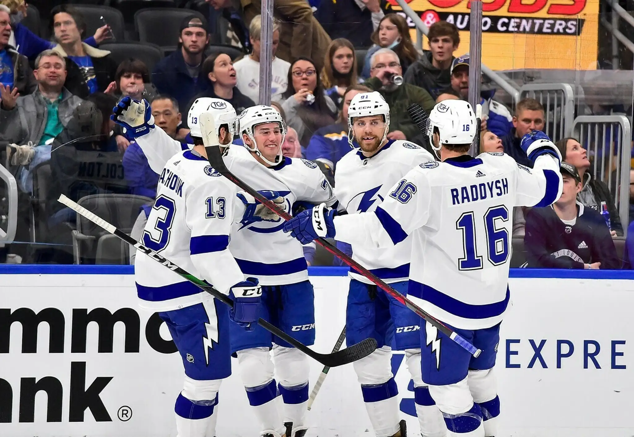 Erik Černák (druhý sprava) oslavuje so spoluhráčmi z Tampy gól proti St. Louis.