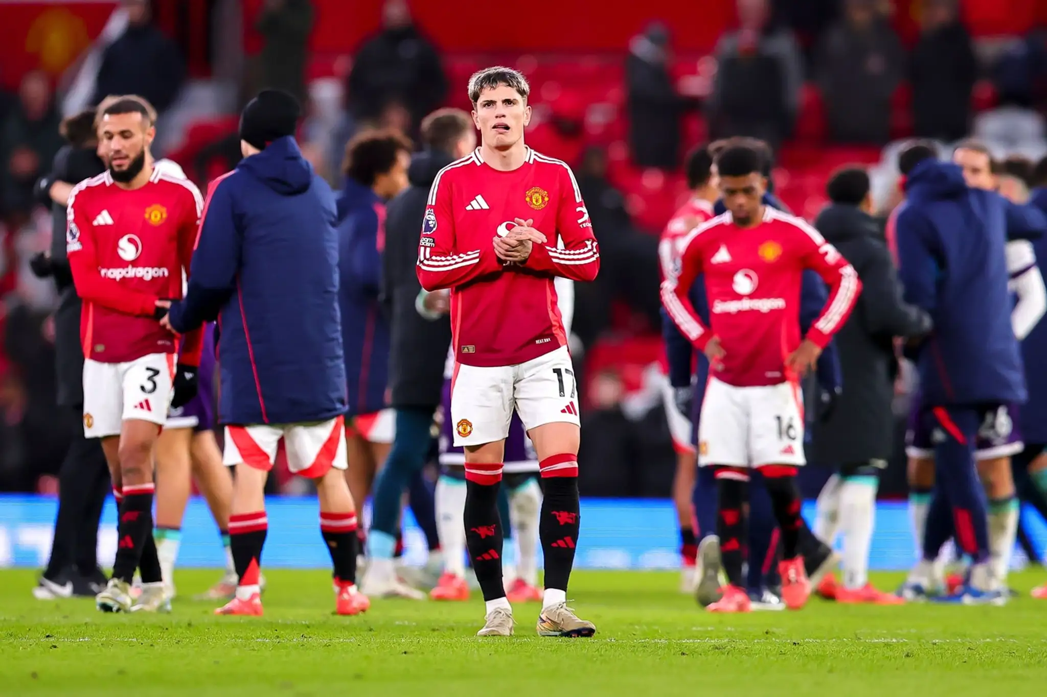 Hráči Manchestru United po prehre na domácom štadióne Old Trafford