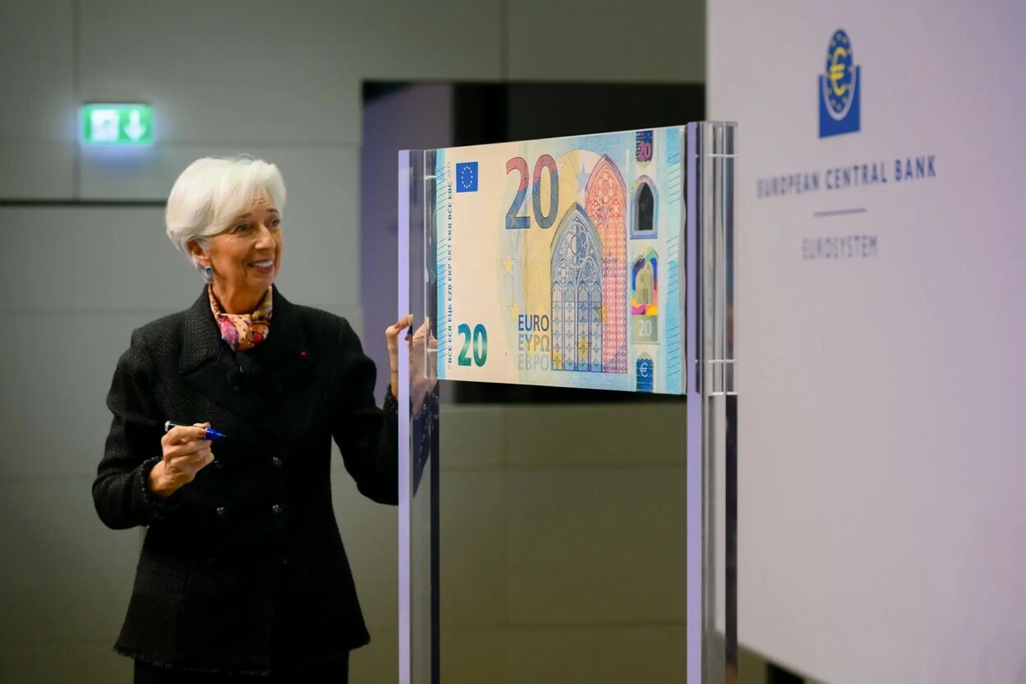 Prezidentka ECB Christine Lagardeová na archívnej s nímke z roku 2019 krátko pred podpisáním vzorovej bankovky.