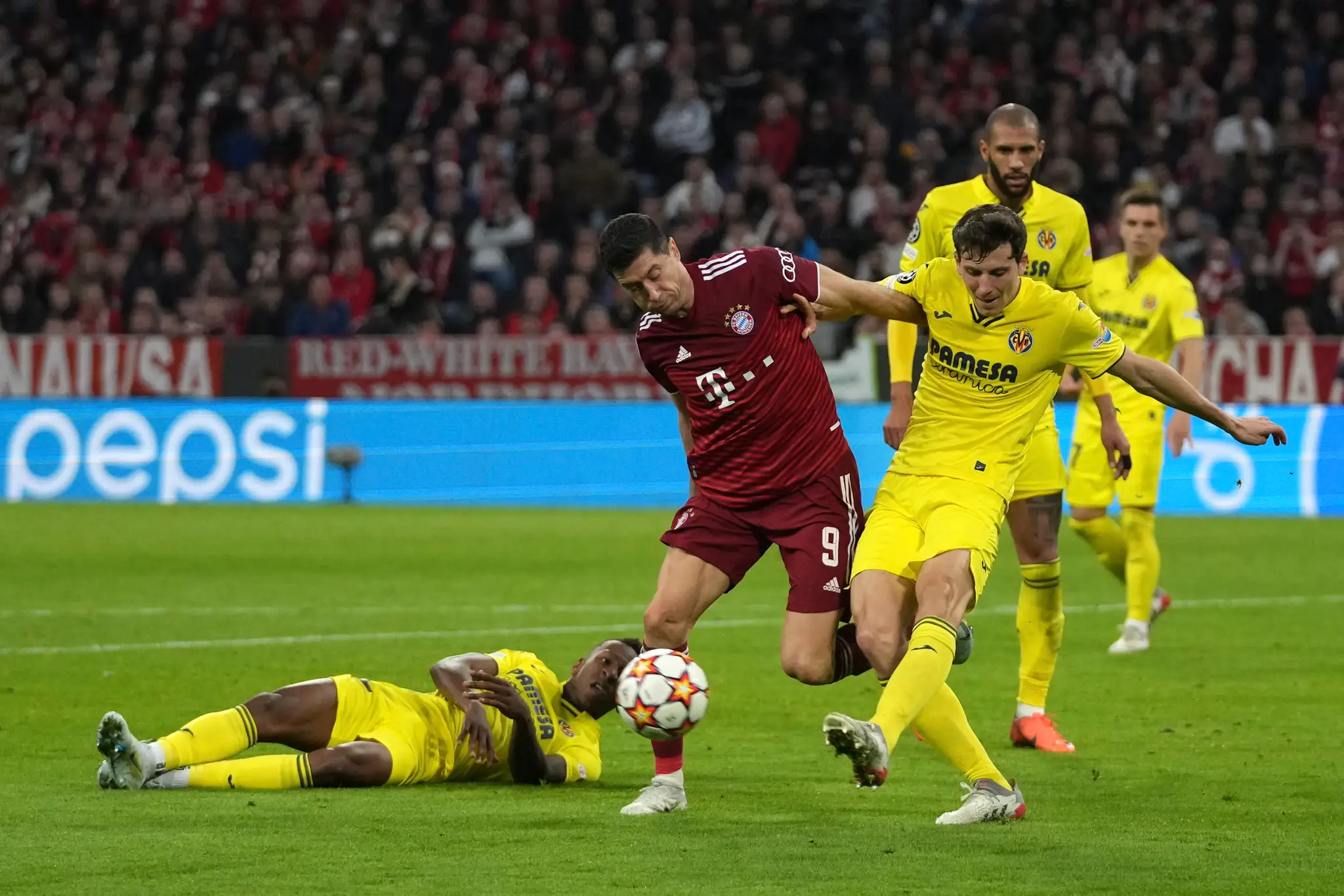 Hráč Bayernu Robert Lewandowski (vľavo) v súboji s Pauom Torresom z Villarrealu.