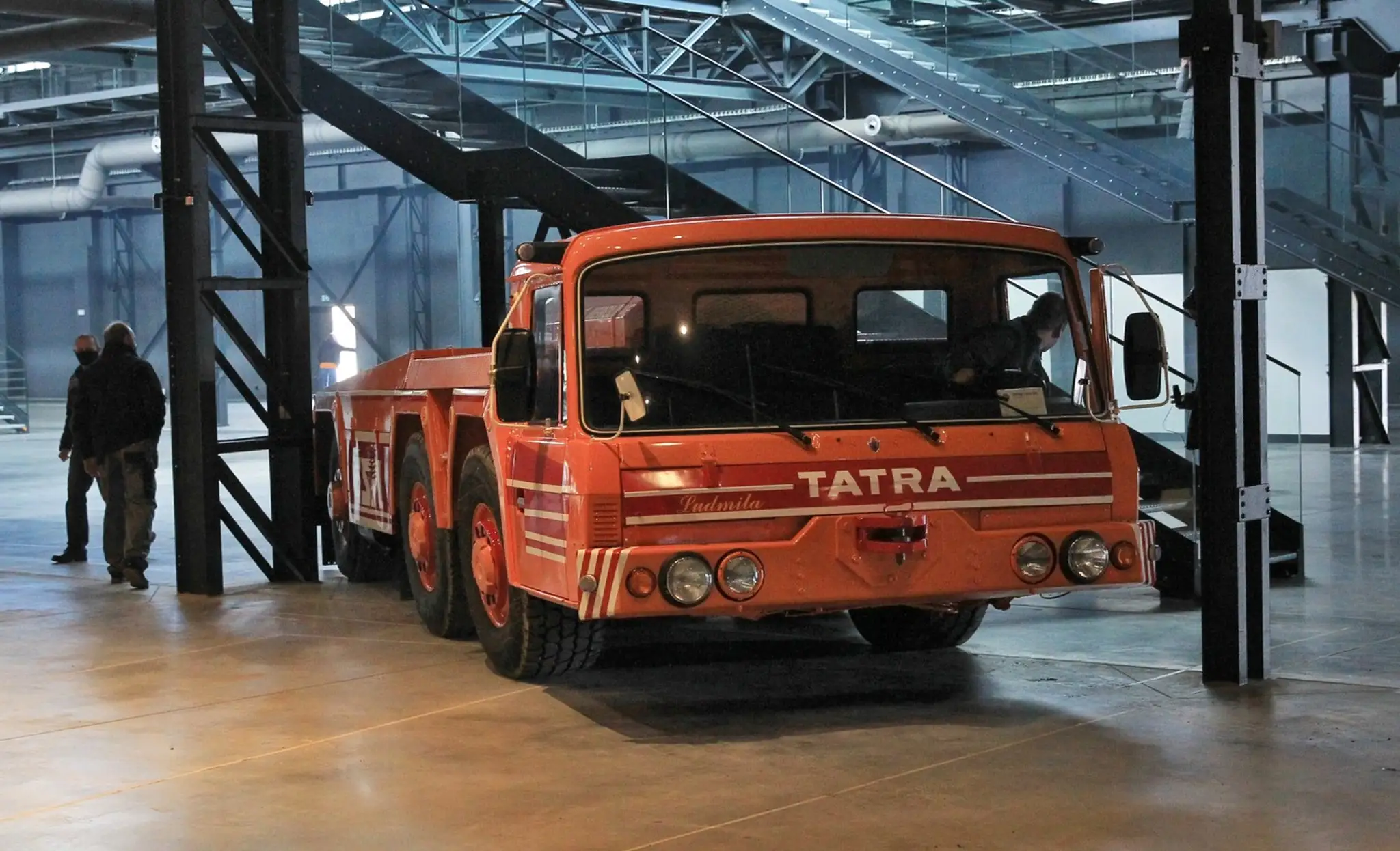 Tatra 815 ako letiskový ťahač.