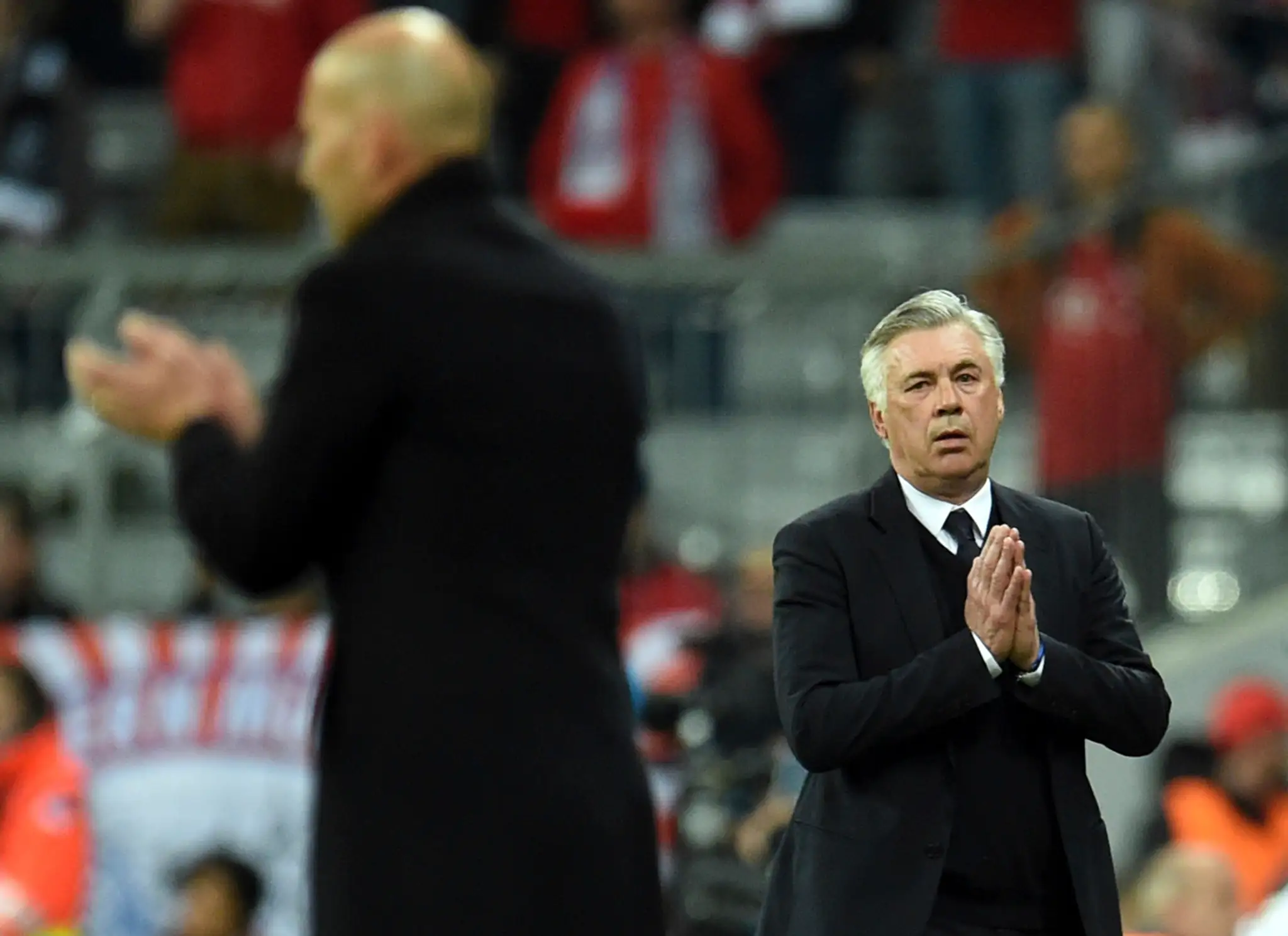 Kouč Bayernu Carlo Ancelotti (v pozadí) gestikuluje vo štvrťfinále LM proti Realu Madrid.