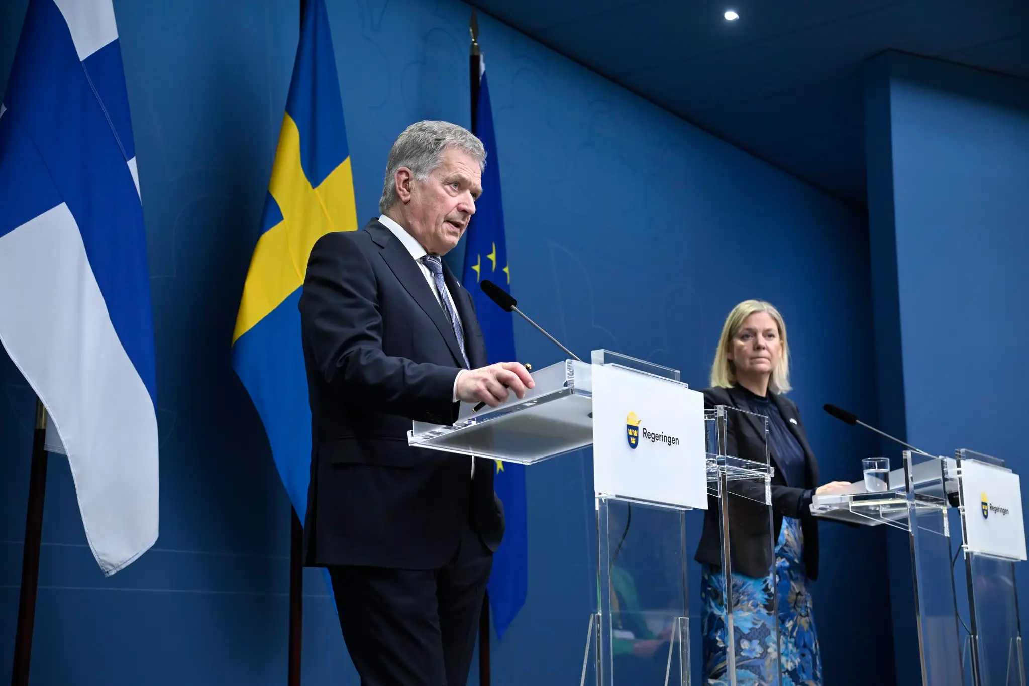 Fínsky prezident Sauli Niinistö a švédska premiérka Magdalena Anderssonová počas tlačovej konferencie v Štokholme.