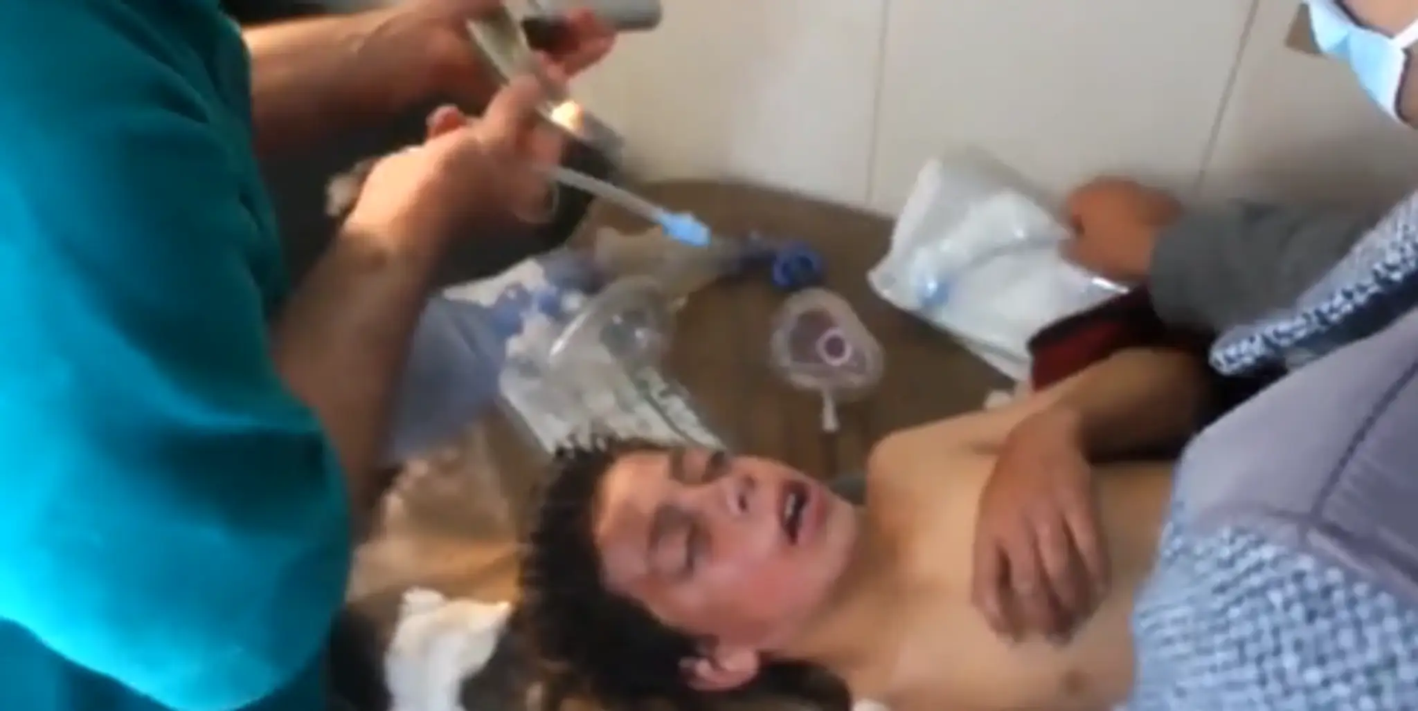Lekári sa snažia pomôcť jednej z obetí.