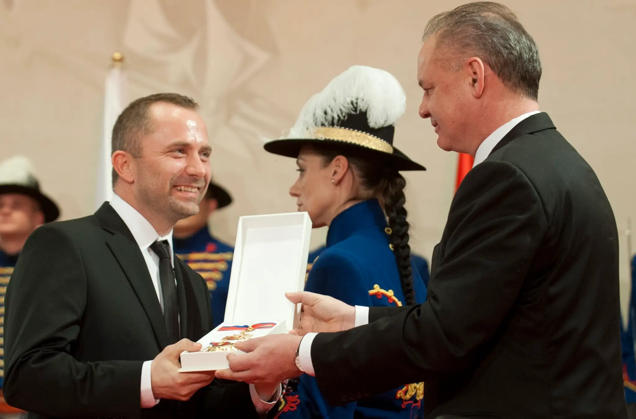 Michal Kaščák si preberá od prezidenta Slovenskej republiky Andreja Kisku štátne vyznamenanie - Rad Ľudovíta Štúra II. triedy
