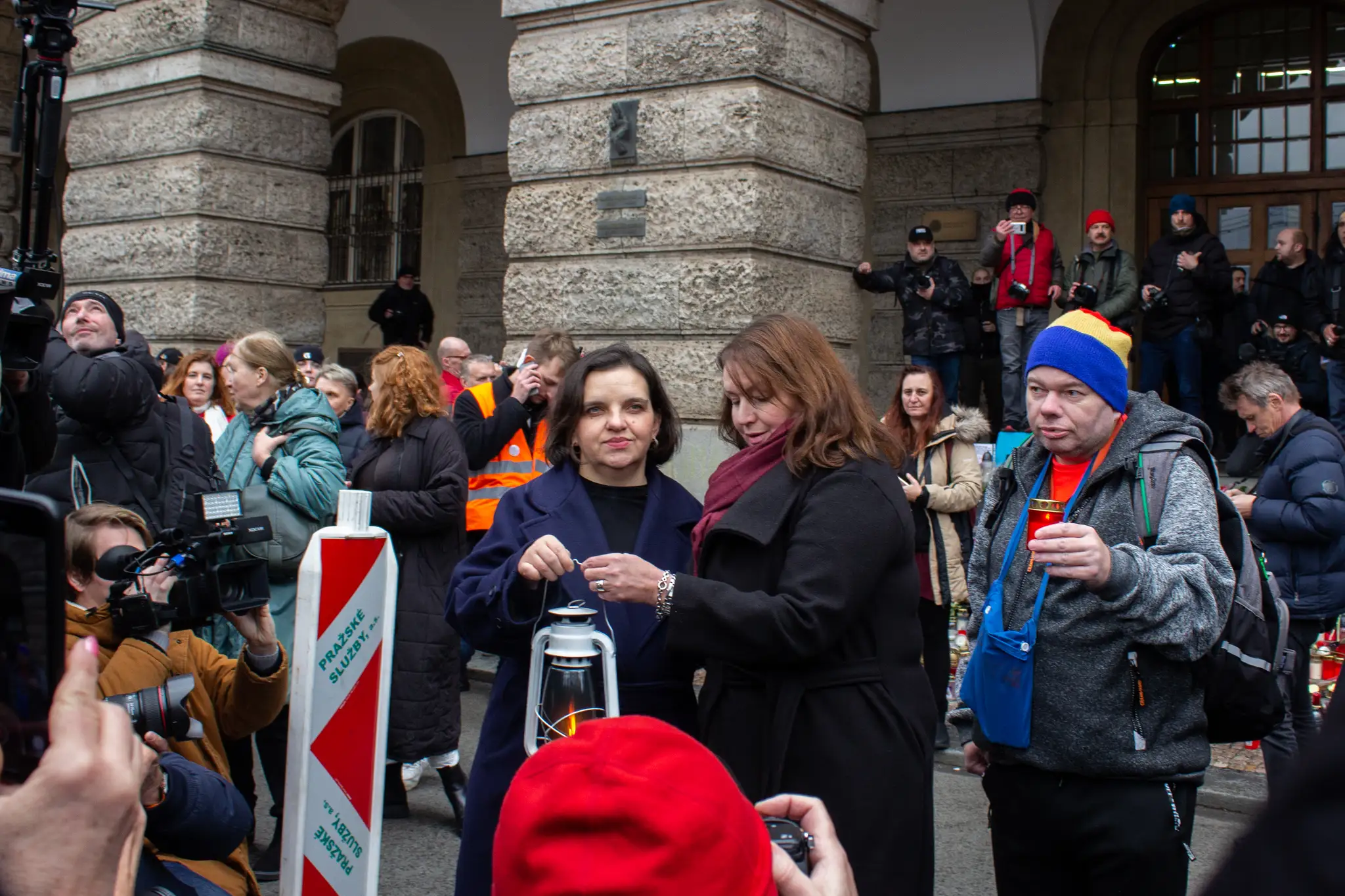 Pietne podujatie na pamiatku obetí tragickej streľby v Prahe.