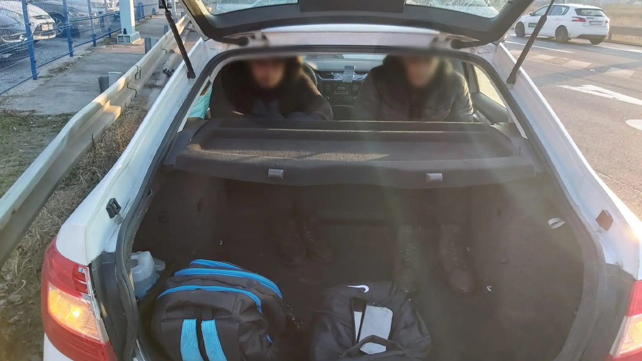 Migranti sedeli chrbtom k vodičovi.