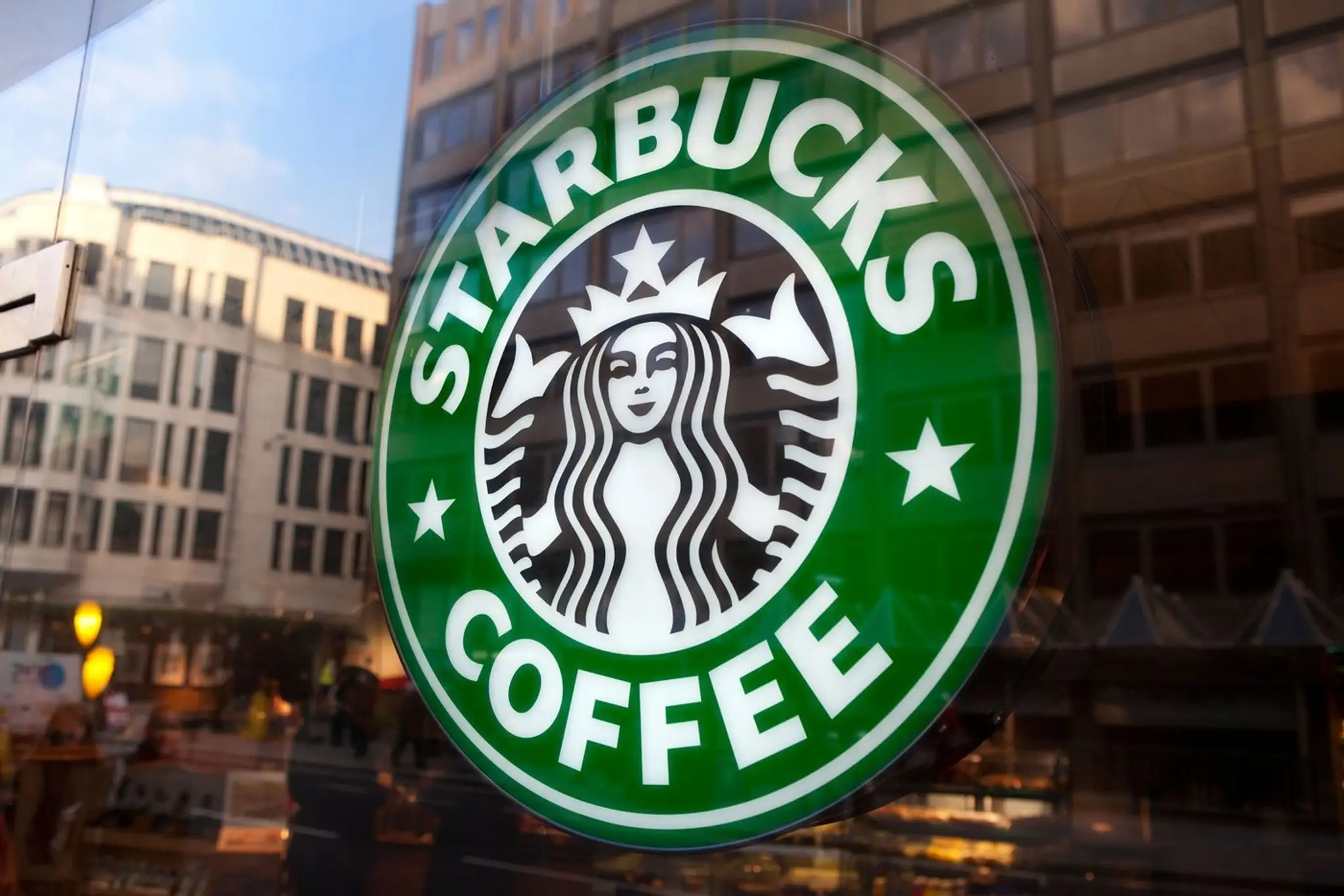Na snímke je logo Starbuks