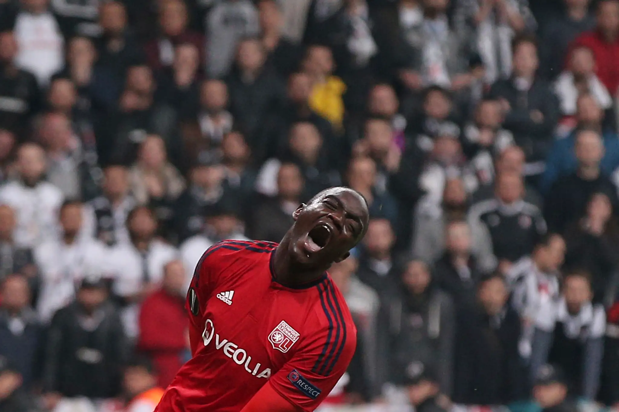 Mouctar Diakhaby z Lyonu reaguje v odvete štvrťfinále EL proti Besiktasu.