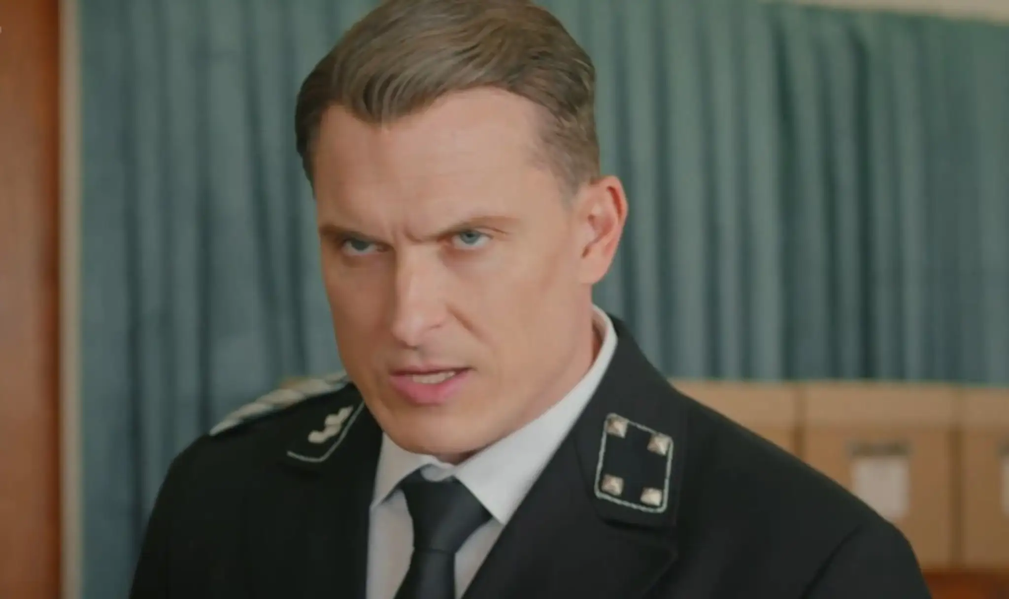 Klaus vydáva rozkaz.
