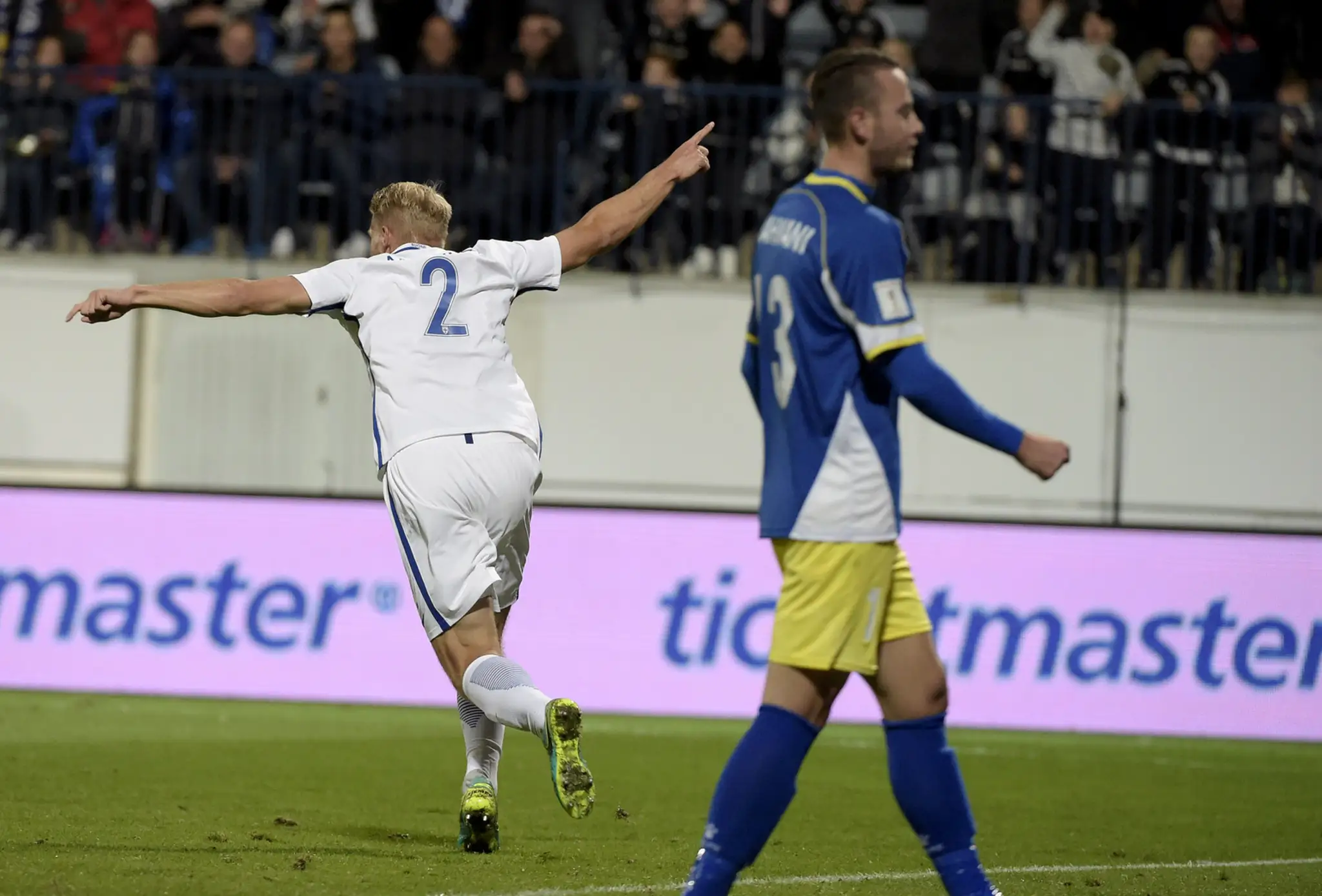 Fín Paulus Arajuuri (v bielom) jasá po góle proti Kosovu v kvalifikácii MS 2018.