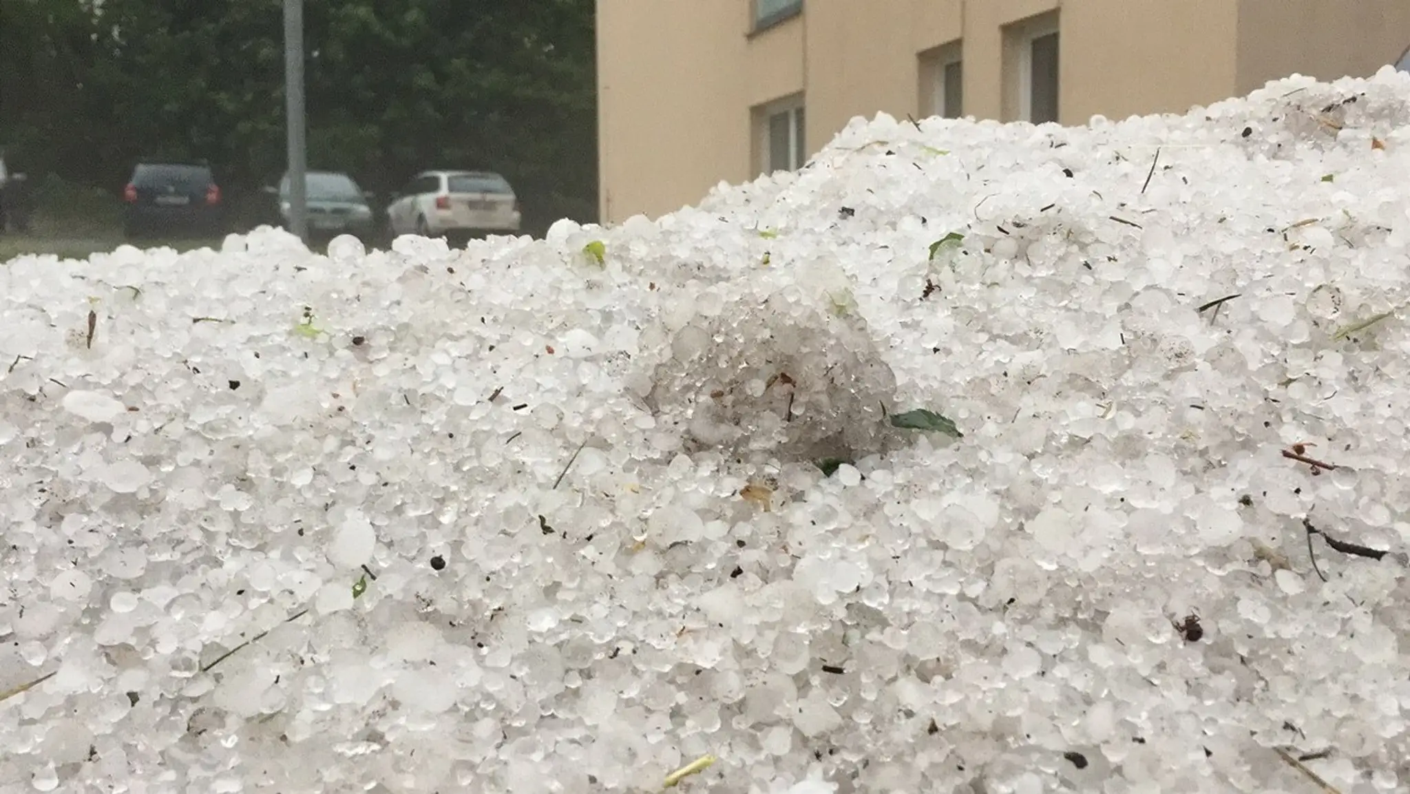Českom sa prehnala búrka s krupami.