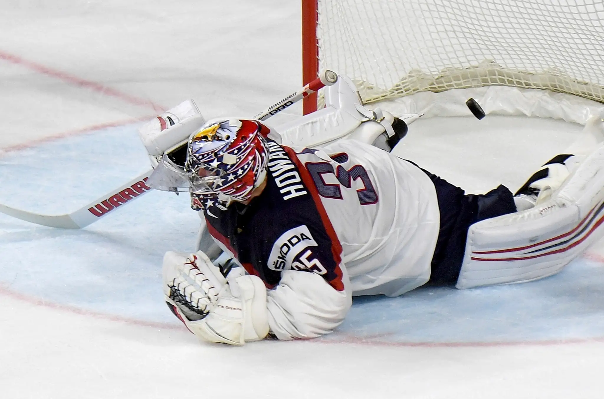Americký gólman Jimmy Howard počas duelu MS 2017 proti Rusku.
