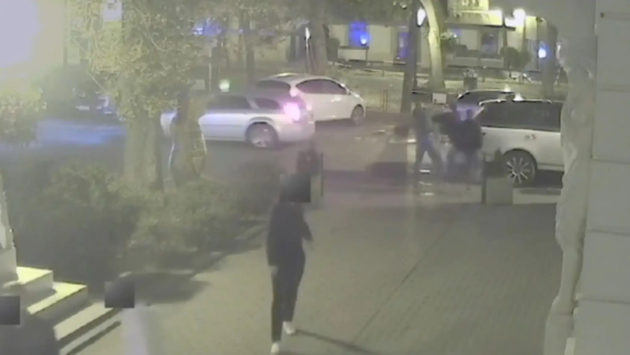 Záber priemyselnej kamery zachytávajúci incident Nishita Timothyho v Bratislave.