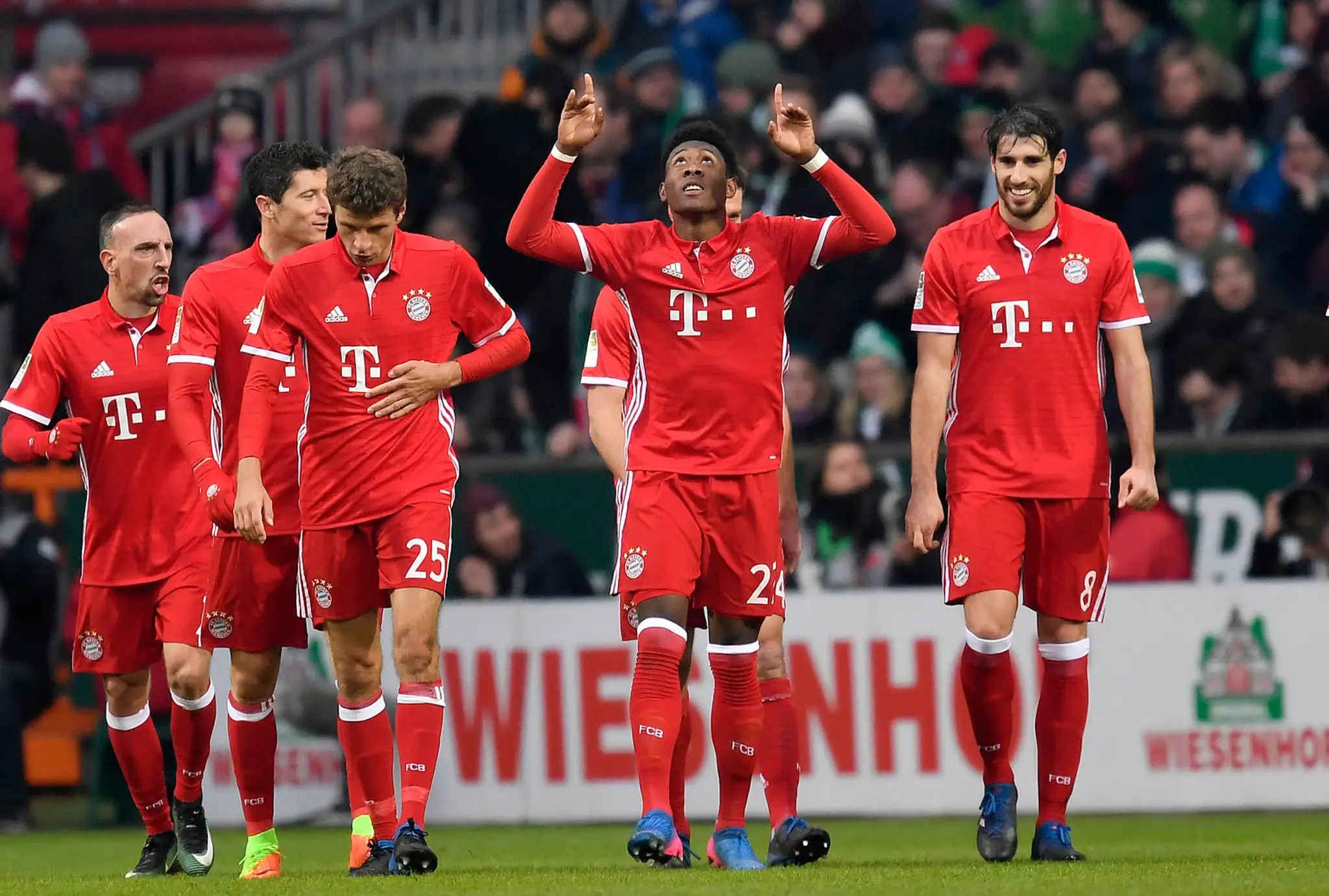David Alaba s gestom do nebies oslavuje gól Bayernu v sieti Brém v dueli nemeckej Bundesligy.