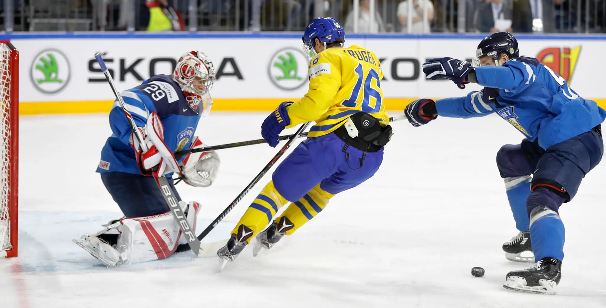 Marcus Kruger (v strede) zo Švédska sa snaží prekonať fínskeho gólmana Harriho Säteriho v semifinále MS 2017.