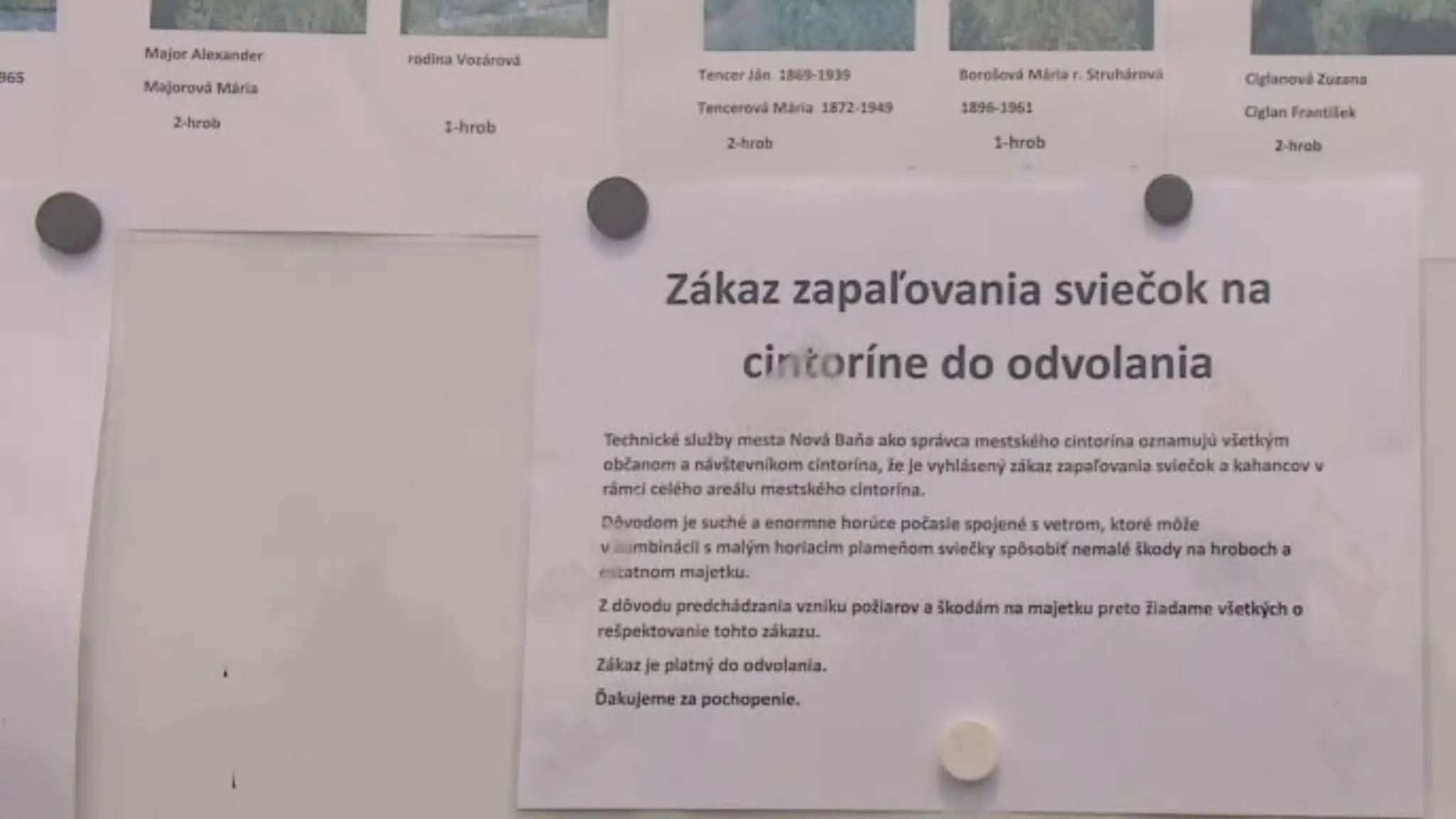 Zákaz zapaľovania sviečok na cintoríne v Novej Bani.
