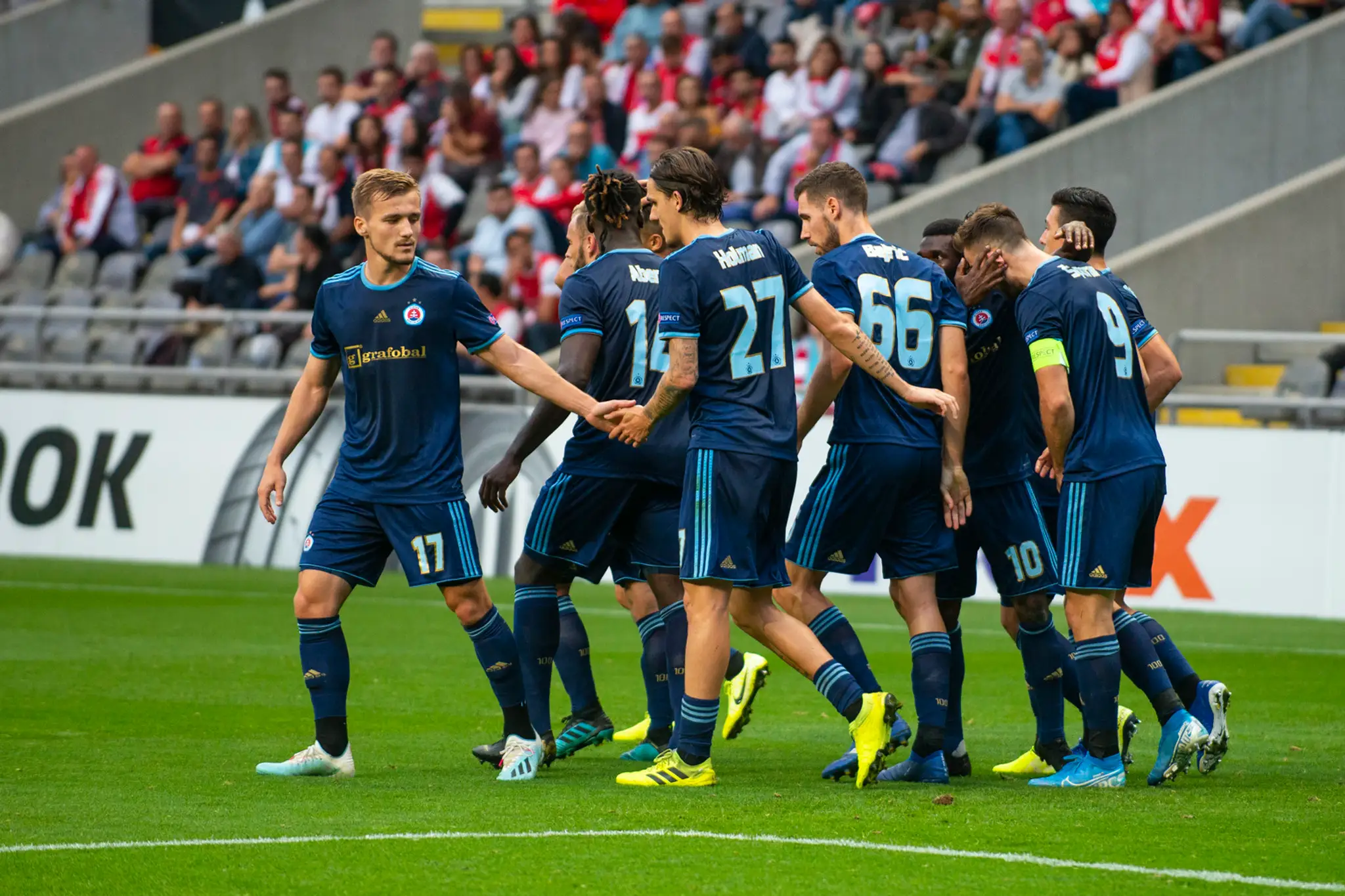 Erling Braut Haland zo Salzburgu oslavuje gól v dueli LM na pôde Liverpoolu.